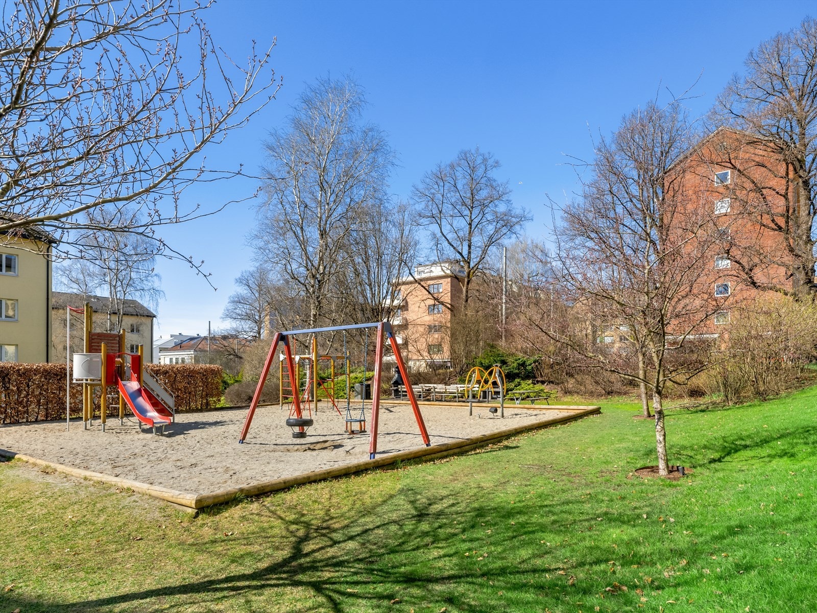 Området rundt bygningene har opparbeidet lekeplass med sandkasse og lekeapparater. Galleribilde