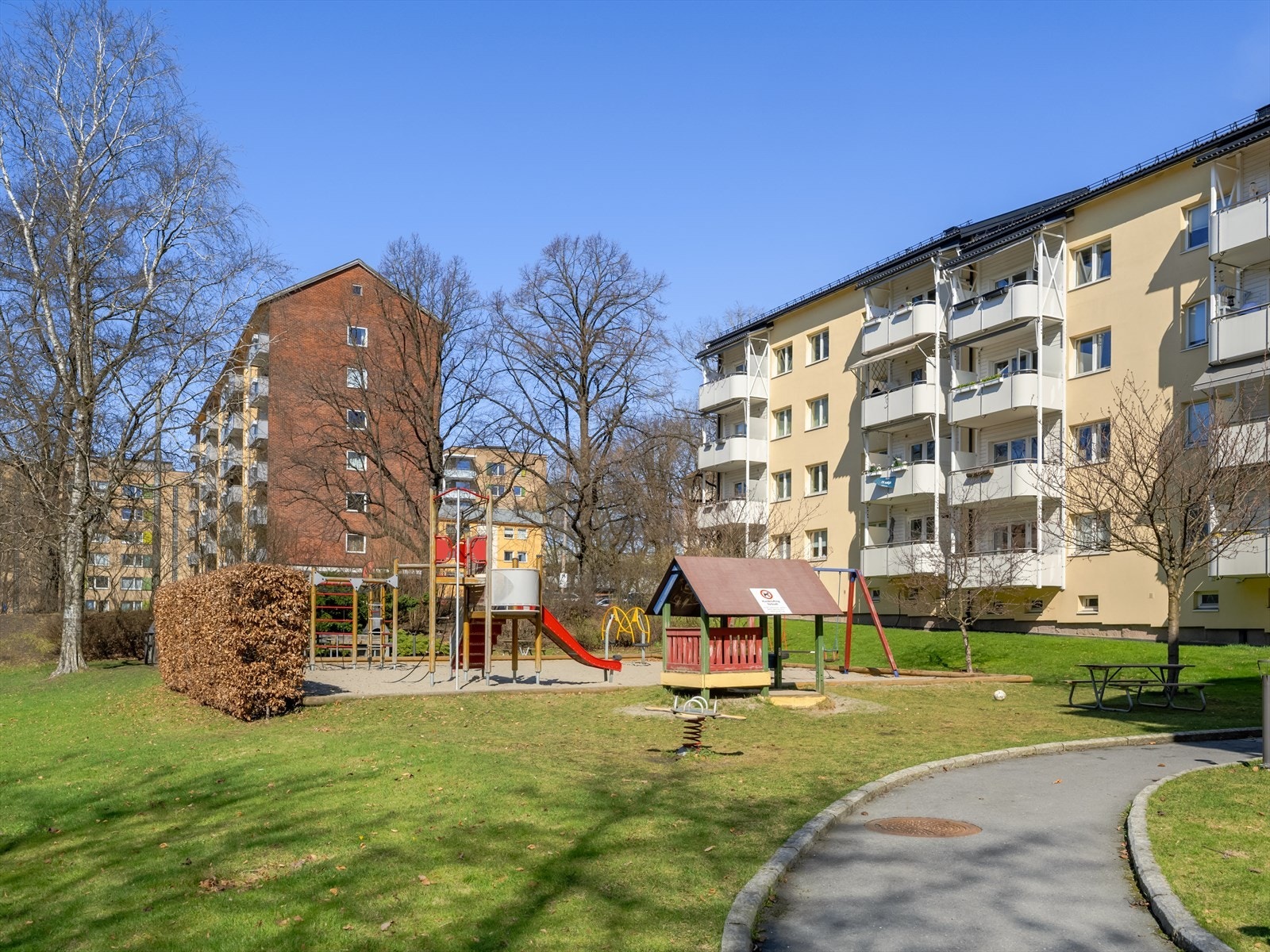Lekeplass på tomten gir familien et trygt område for lek og moro. Galleribilde