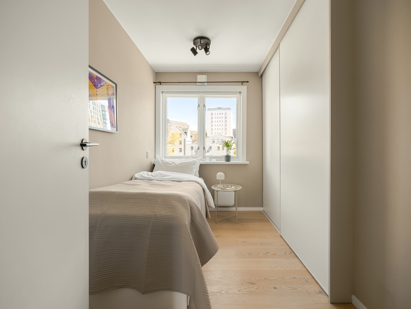 Skyvedørsgarderobe gir praktisk oppbevaringsmulighet i rommet. Galleribilde