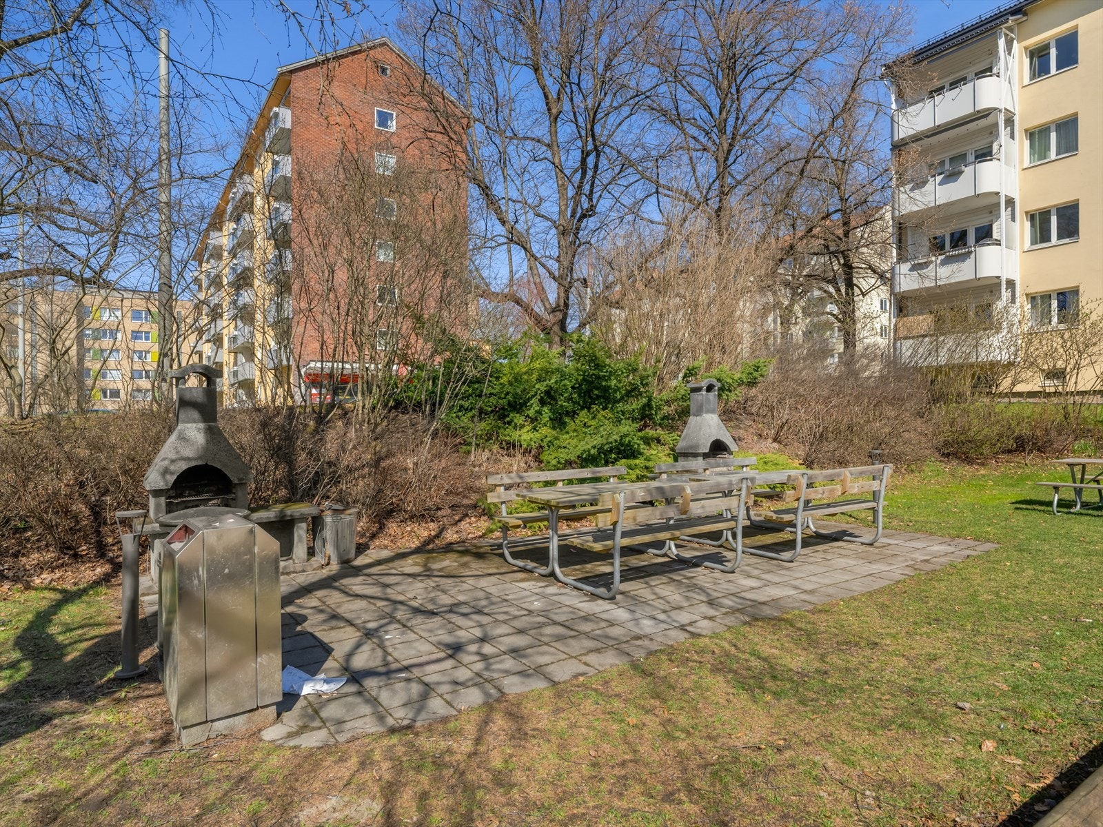 Felles sittegruppe med grillplass på tomten gir muligheter for hyggelige sammenkomster. Galleribilde
