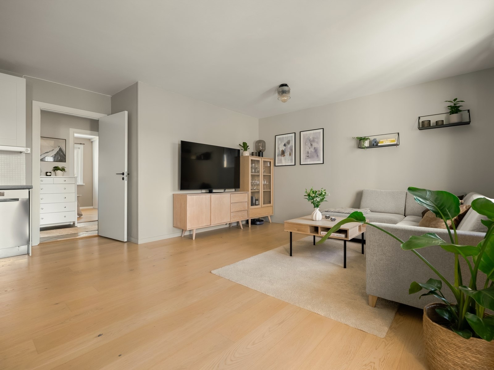 I stuen er det god plass til å innrede med en trivelig sofagruppe med tilhørende TV-møblement. Galleribilde
