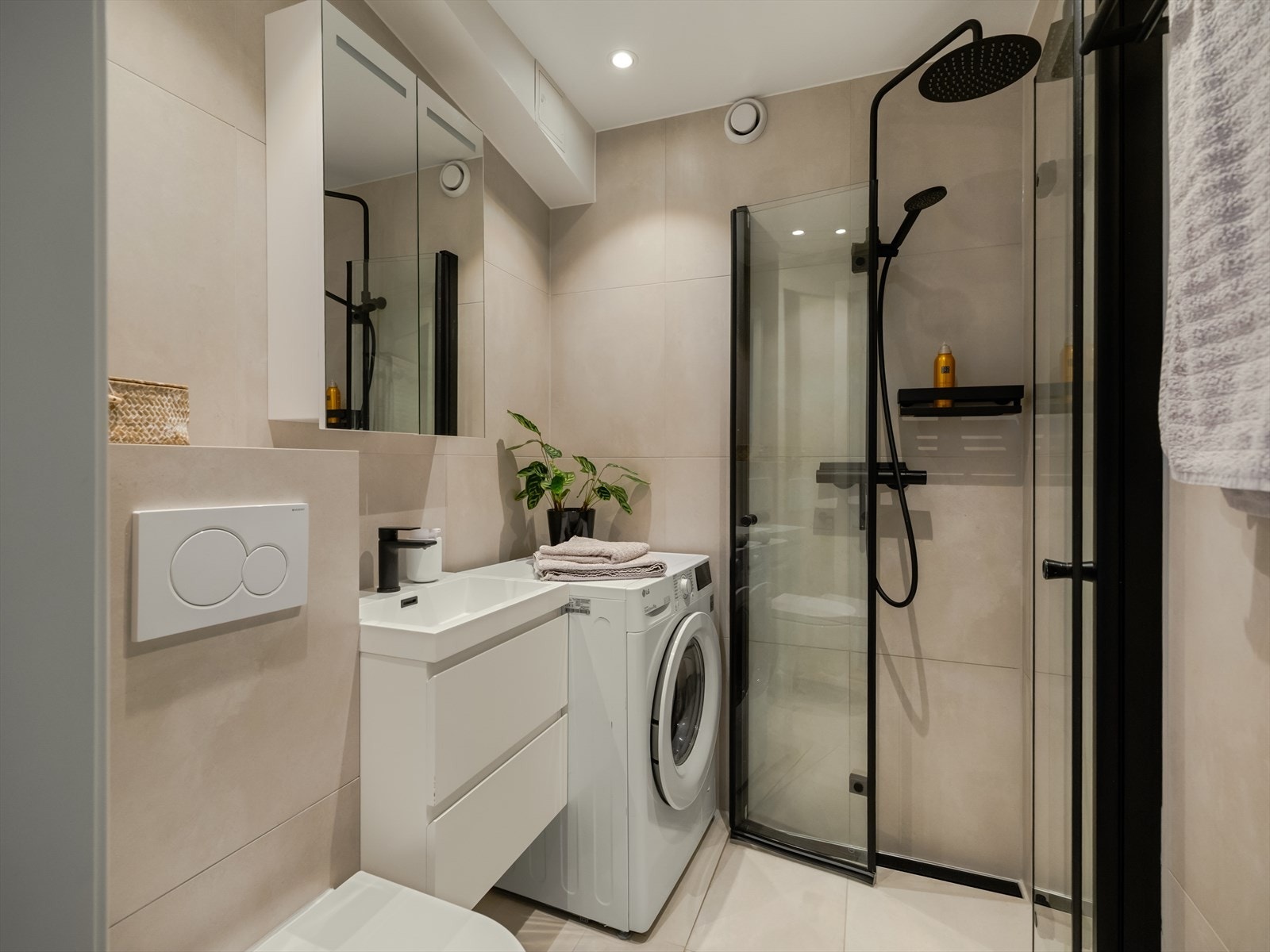 Badet ble totalrenovert i 2021 og har flislagte overflater, gulvvarme og nedsenket dusjsone. Galleribilde