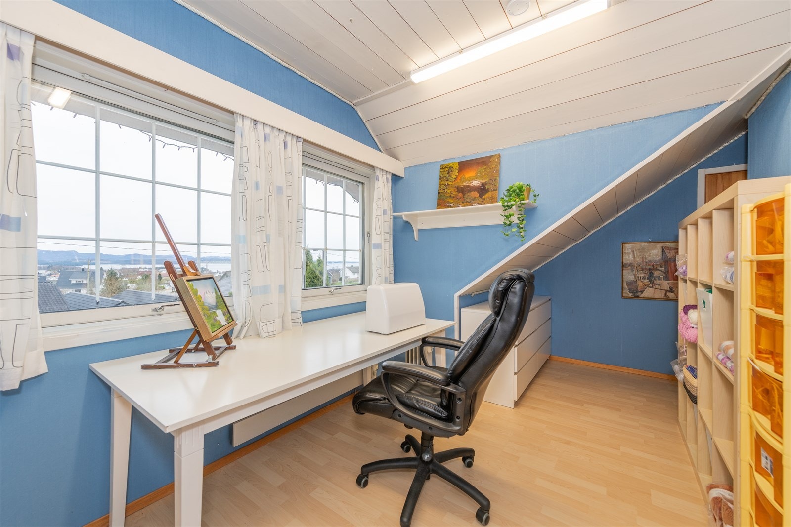 Soverom 4 har et visst oppussingsbehov, og gir gode muligheter for å sette sitt eget preg. (Walk-in garderobe her også) Galleribilde