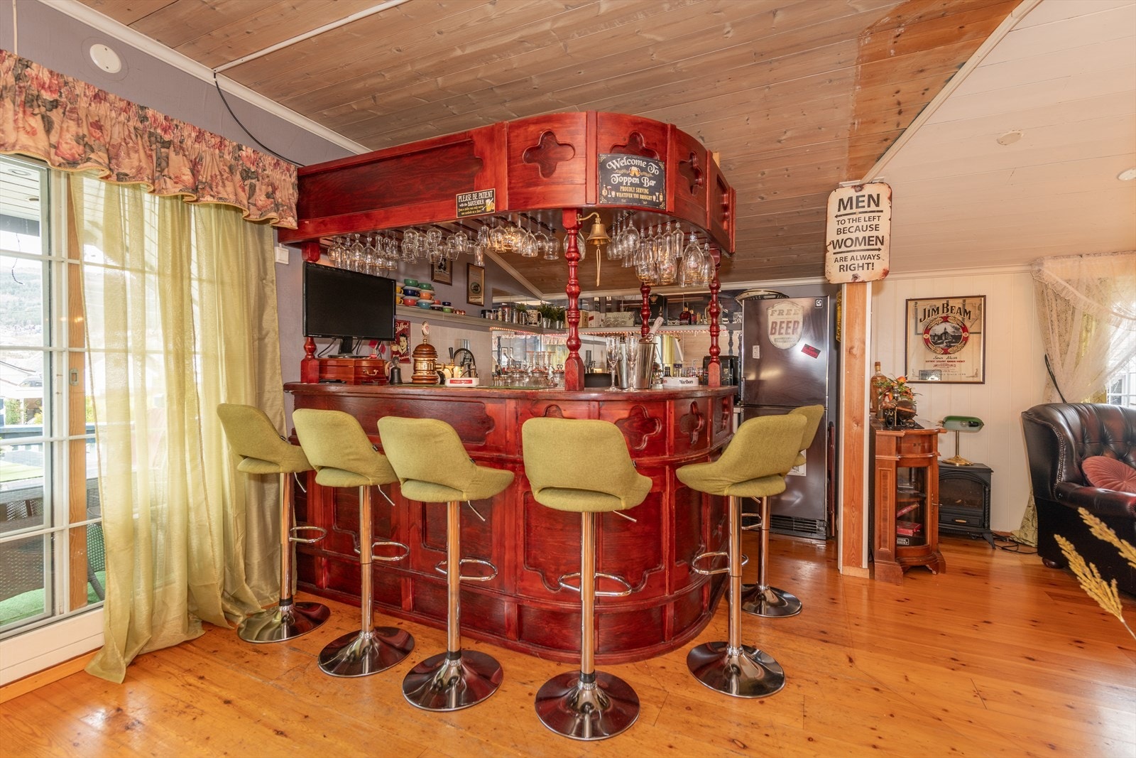 Øverst i boligen finner du en elegant barløsning med egen tappekran, ideell for sosiale kvelder med venner og familie. Galleribilde