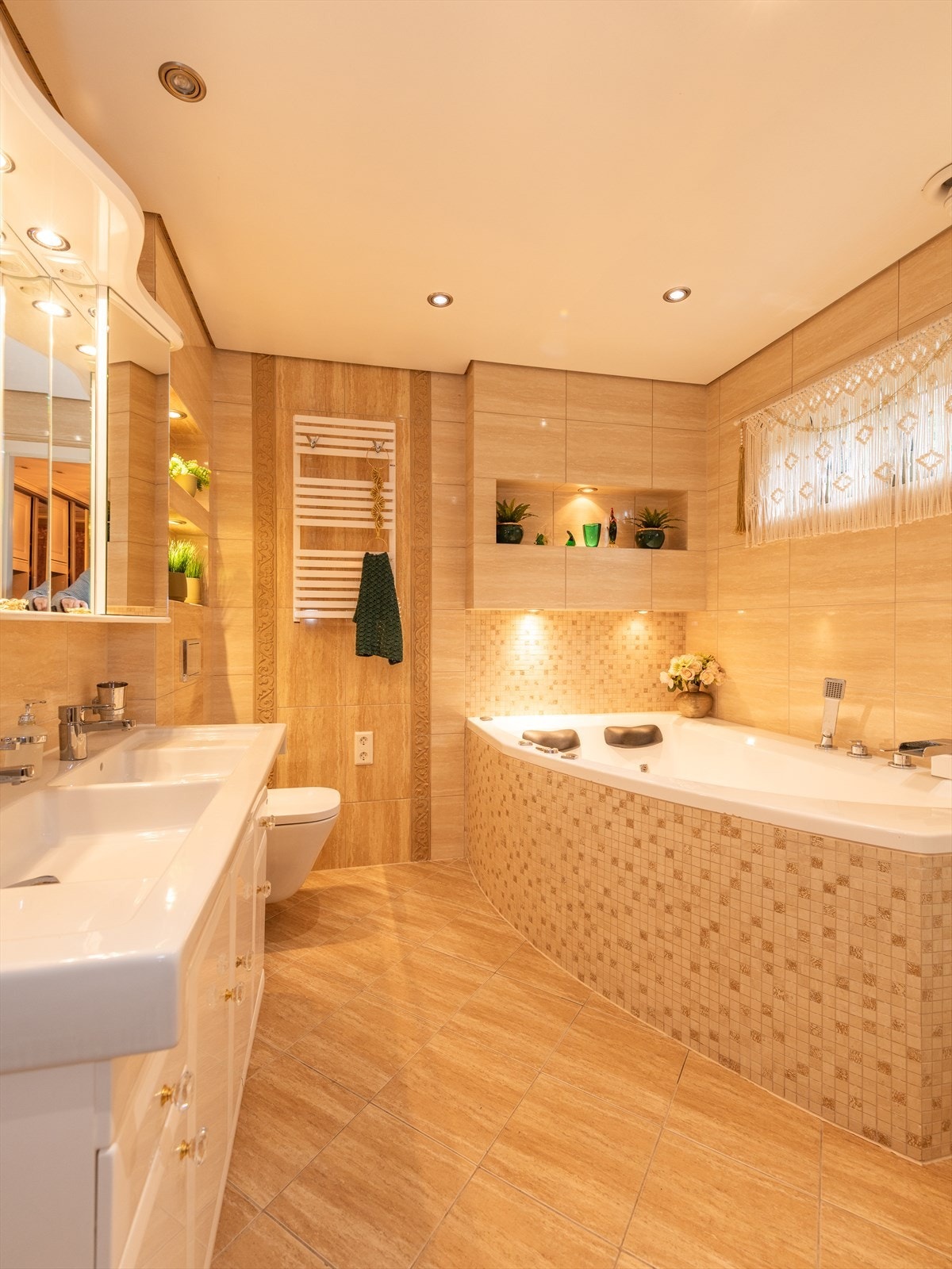 Badet er innredet med dobbel servant, dusj med rain-shower og badekar for ekstra komfort. Galleribilde