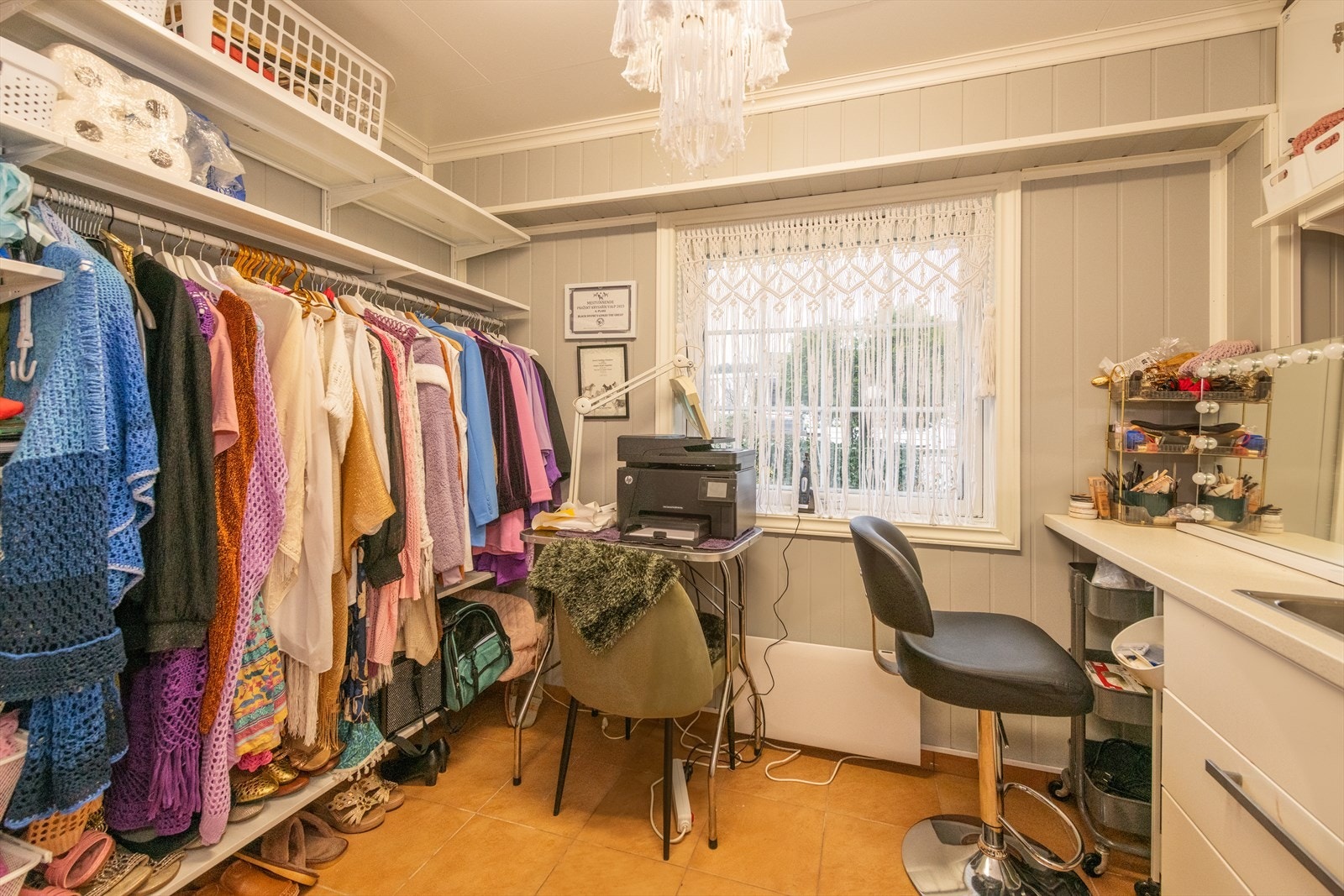 Soverom 2 er i dag innredet som walk-in garderobe, her har du også gulvvarme. Galleribilde
