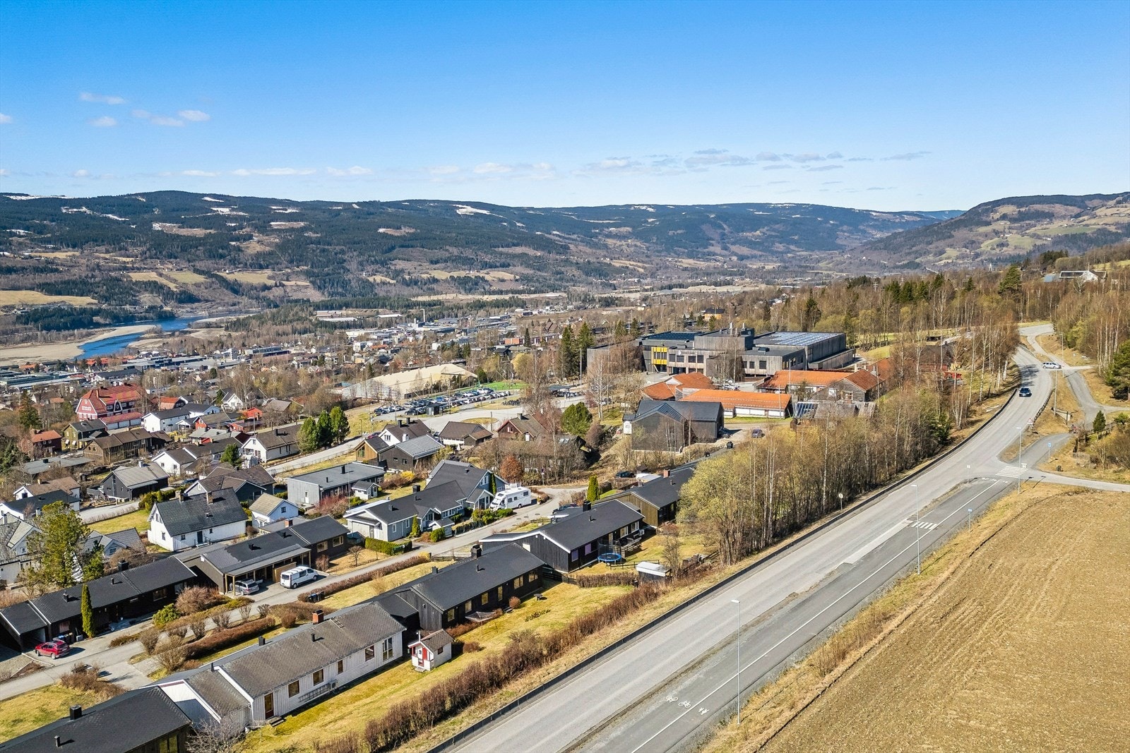 Halvdan Svartes Veg 9 er en praktisk enebolig på ett plan, beliggende i gangavstand til populære Nordre Ål barneskole. Galleribilde