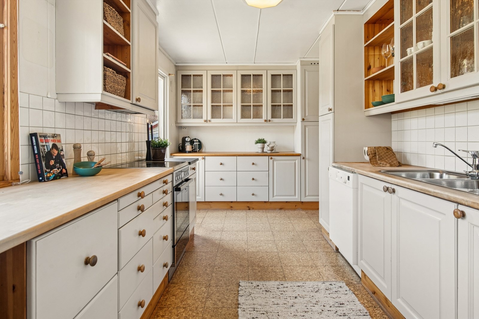 Godt med skap- og benkeplass, med plass til frittstående hvitevarer, og kjøkkenventilator med avtrekk ut. Galleribilde