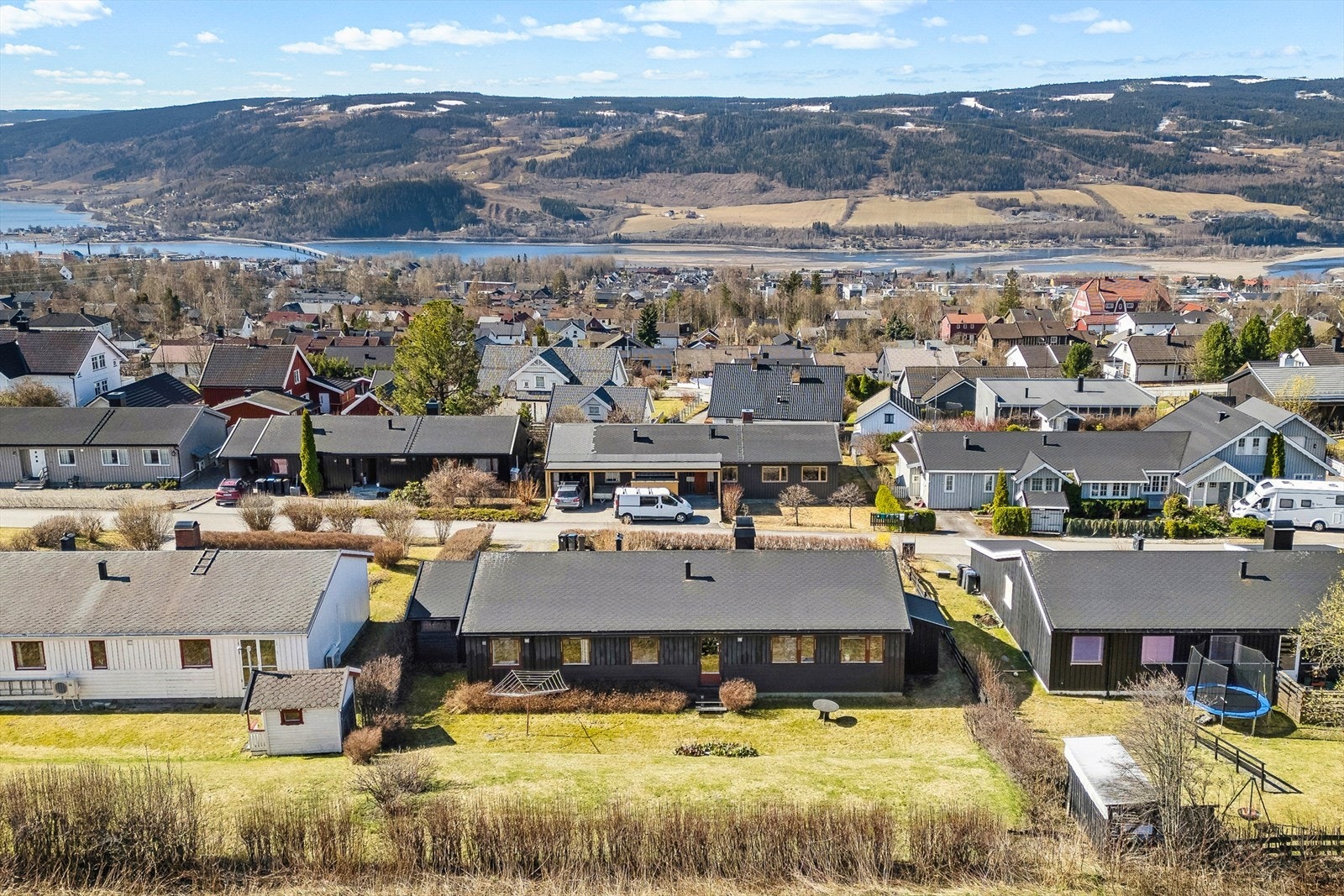 Eiendommen har parkering i carport på ca. 22 m². Galleribilde