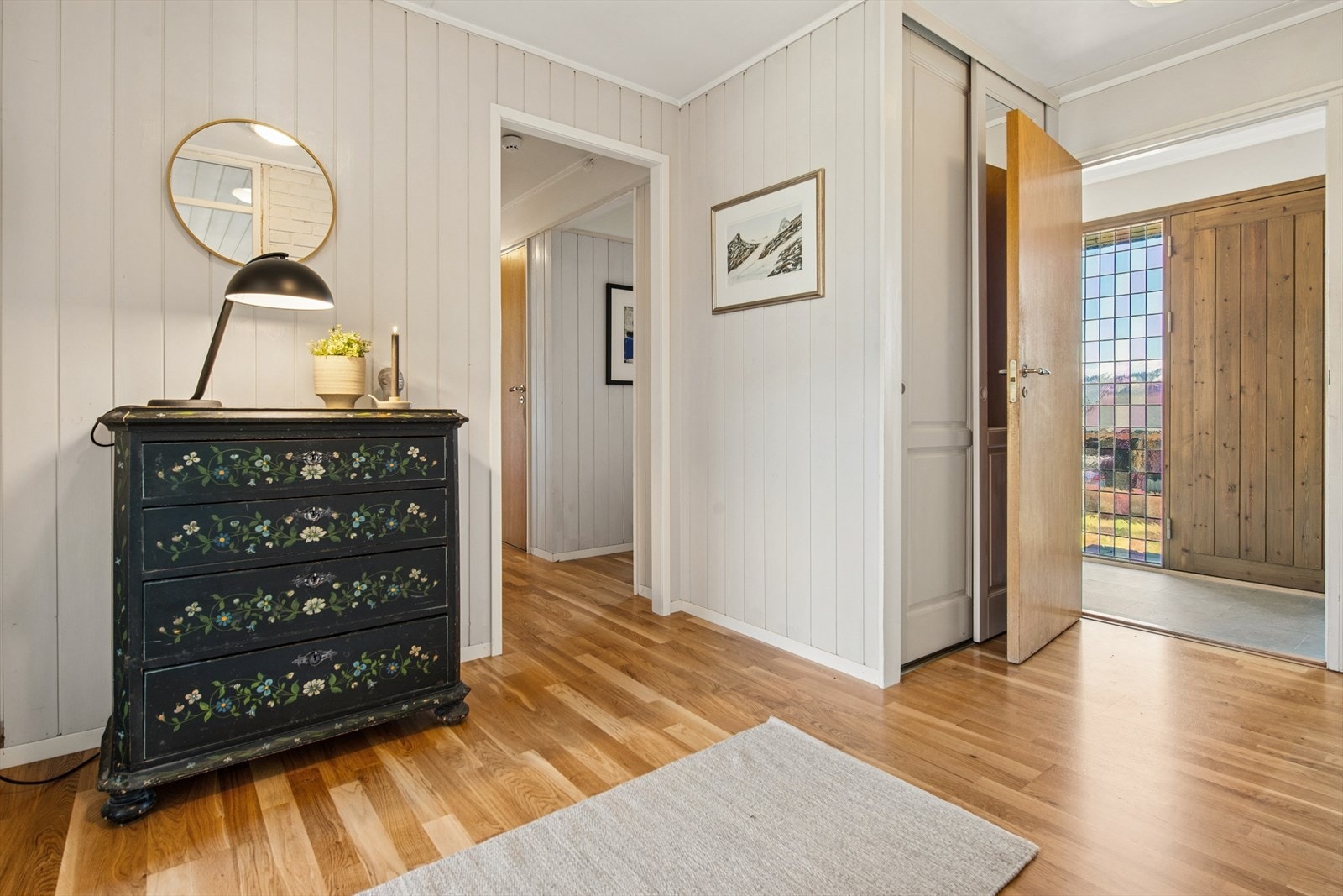 Vindfanget ønsker velkommen med varme i gulvet. Herfra ledes du videre inn i boligens gang. Galleribilde