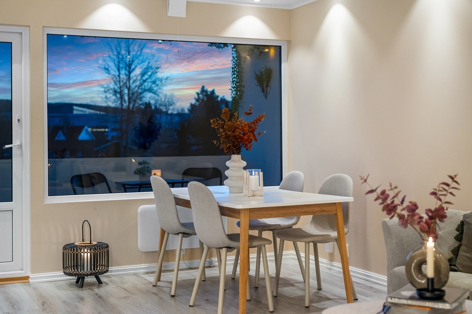 Store vindusflater bidrar til at rommet bades i lys og gir meget god romfølelse og atmosfære. Galleribilde