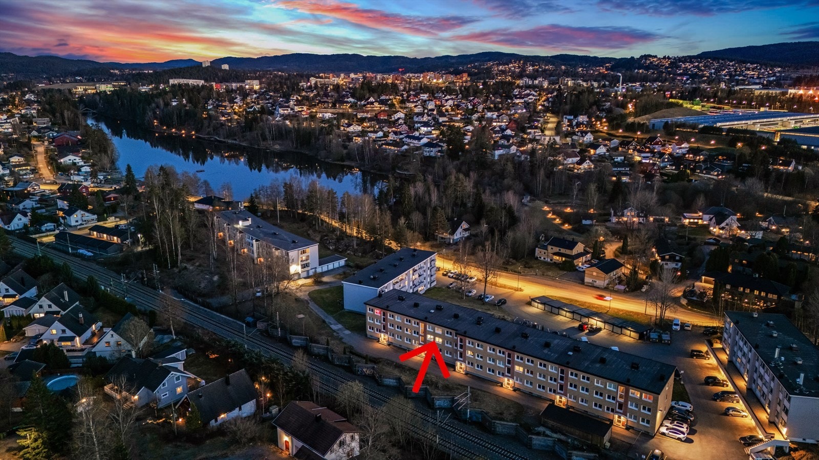 Beliggenheten er svært attraktiv og sentral på Fjellhamar med kort vei til Lørenskog Stasjonsby og Langvannet. Galleribilde