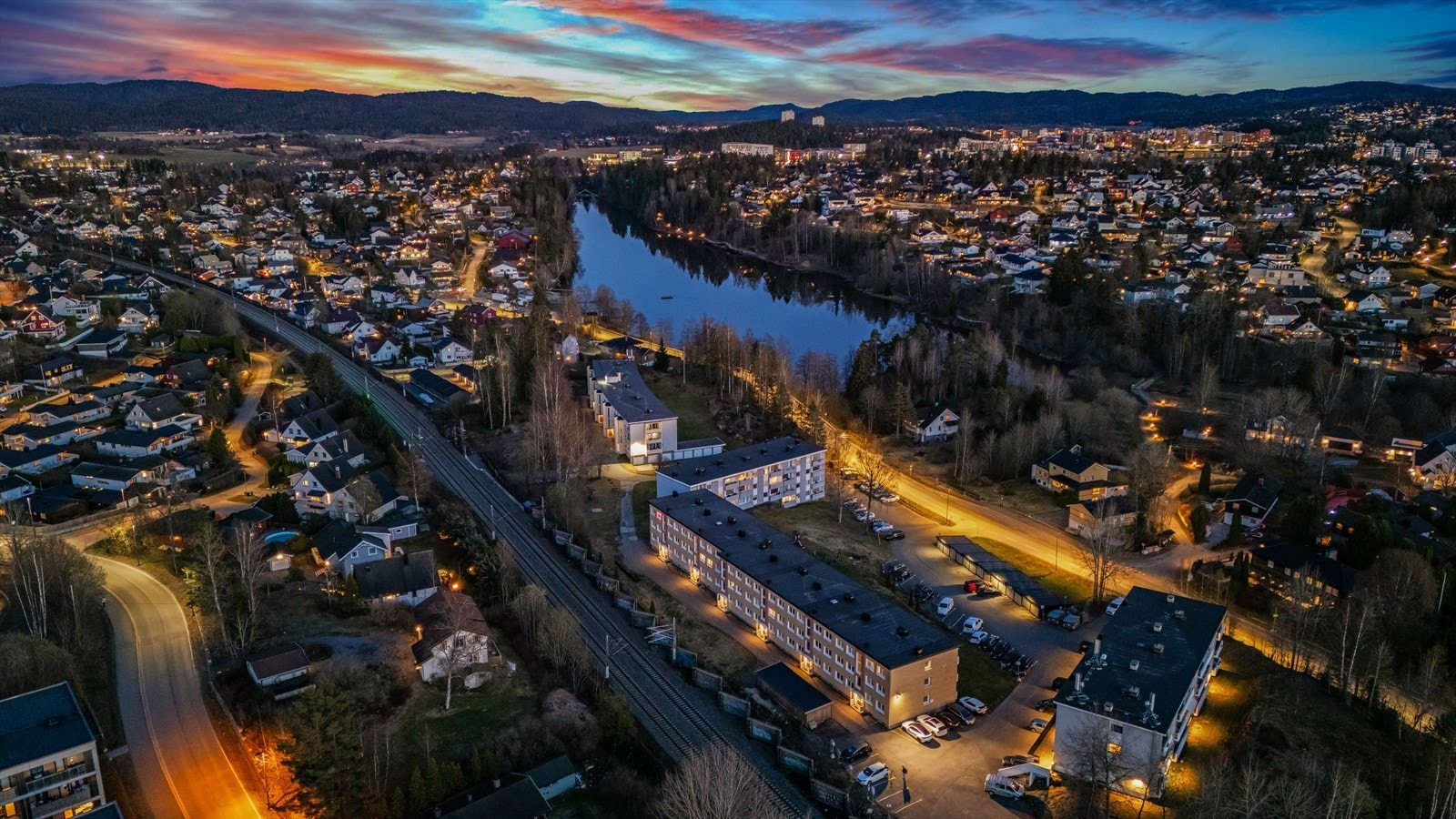 Med kort gangavstand til Lørenskog sentrum og togstasjon (Oslo-takst) med hyppige avganger til Oslo sentrum, bor du med alt du trenger innen kort rekkevidde. Galleribilde