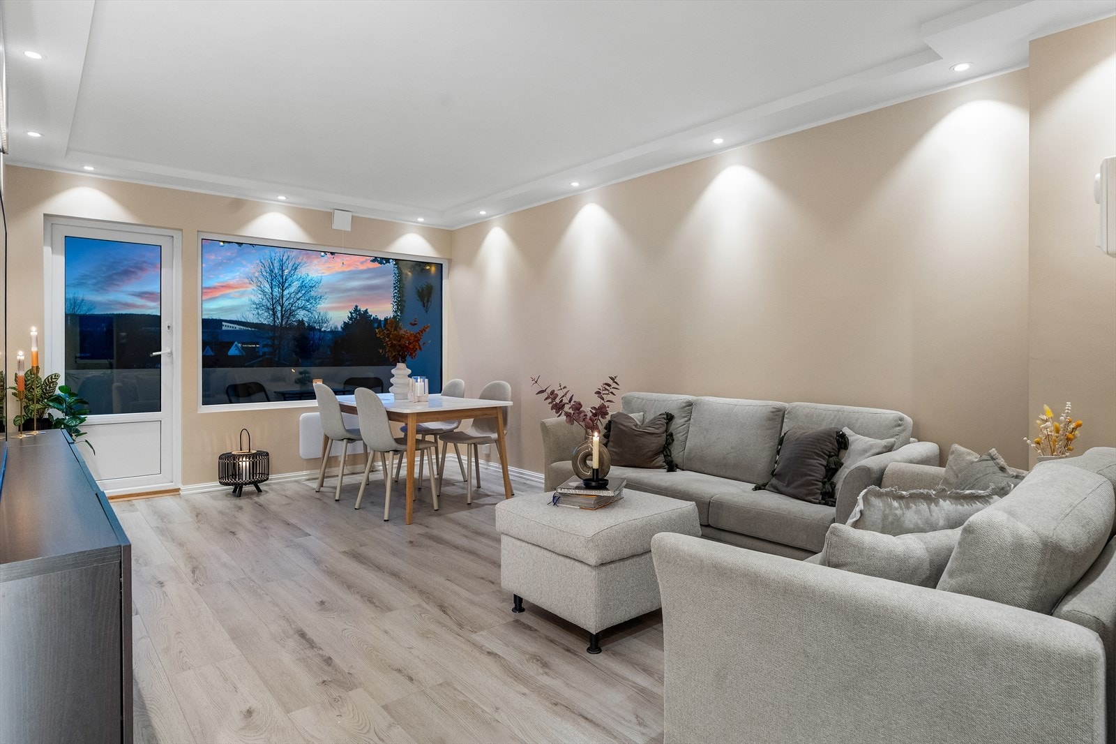 Stuen er pent innredet med slitesterkt laminatgulv, delikat farger på veggflatene, og har god plass til både sofagruppe, tv-løsning og spisebord. Galleribilde