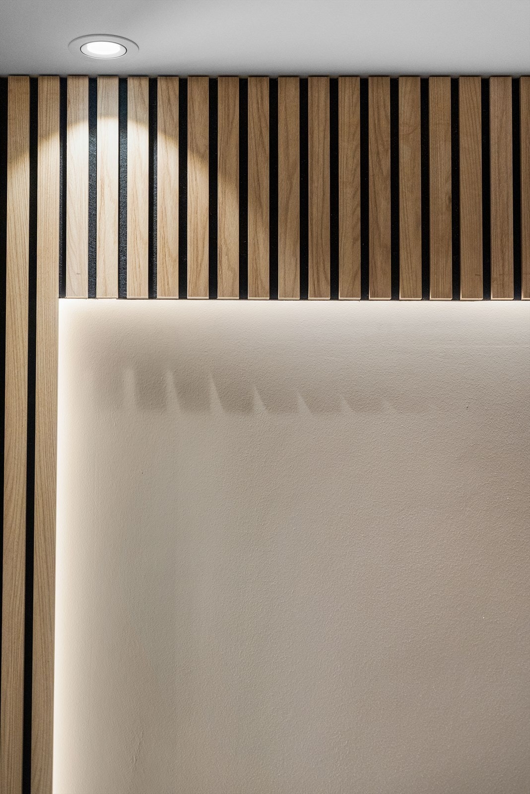 Downlight i himlingen og spilevegg Galleribilde