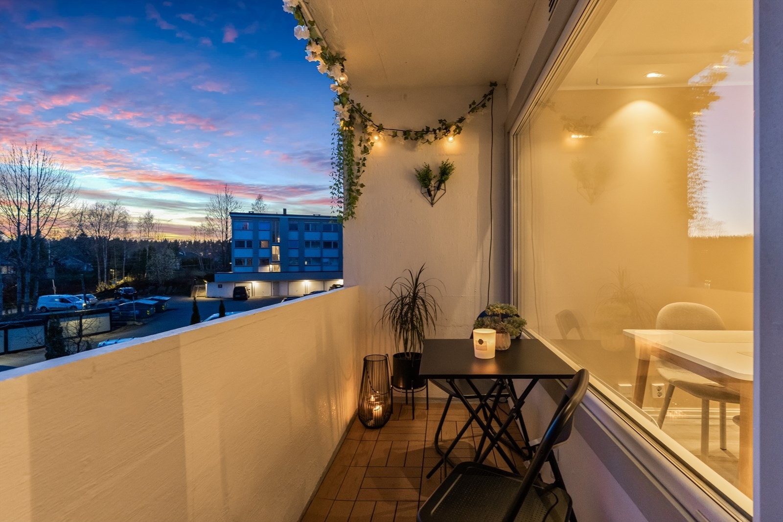 Fra stuen er det utgang til en koselig balkong. Galleribilde