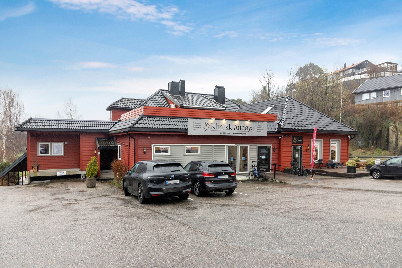 Fasade. Tilhørende 2 biloppstillingsplasser på tomt. Galleribilde