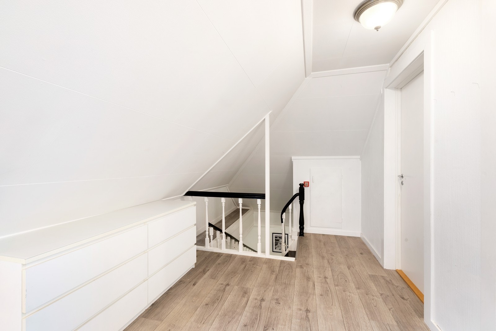 Trapp ned til gang/entré Galleribilde