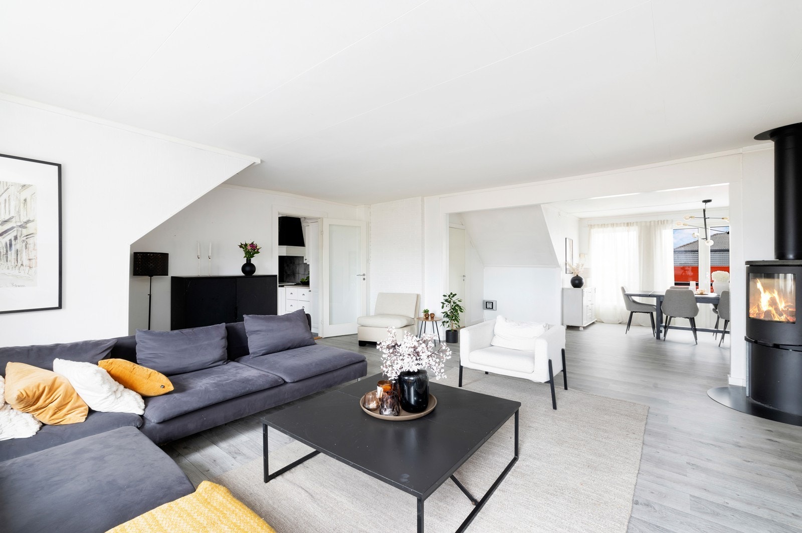 Stue med god plass til sofagruppe Galleribilde