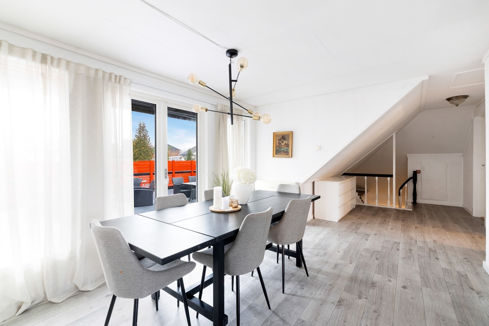 Stue sett mot trapp Galleribilde
