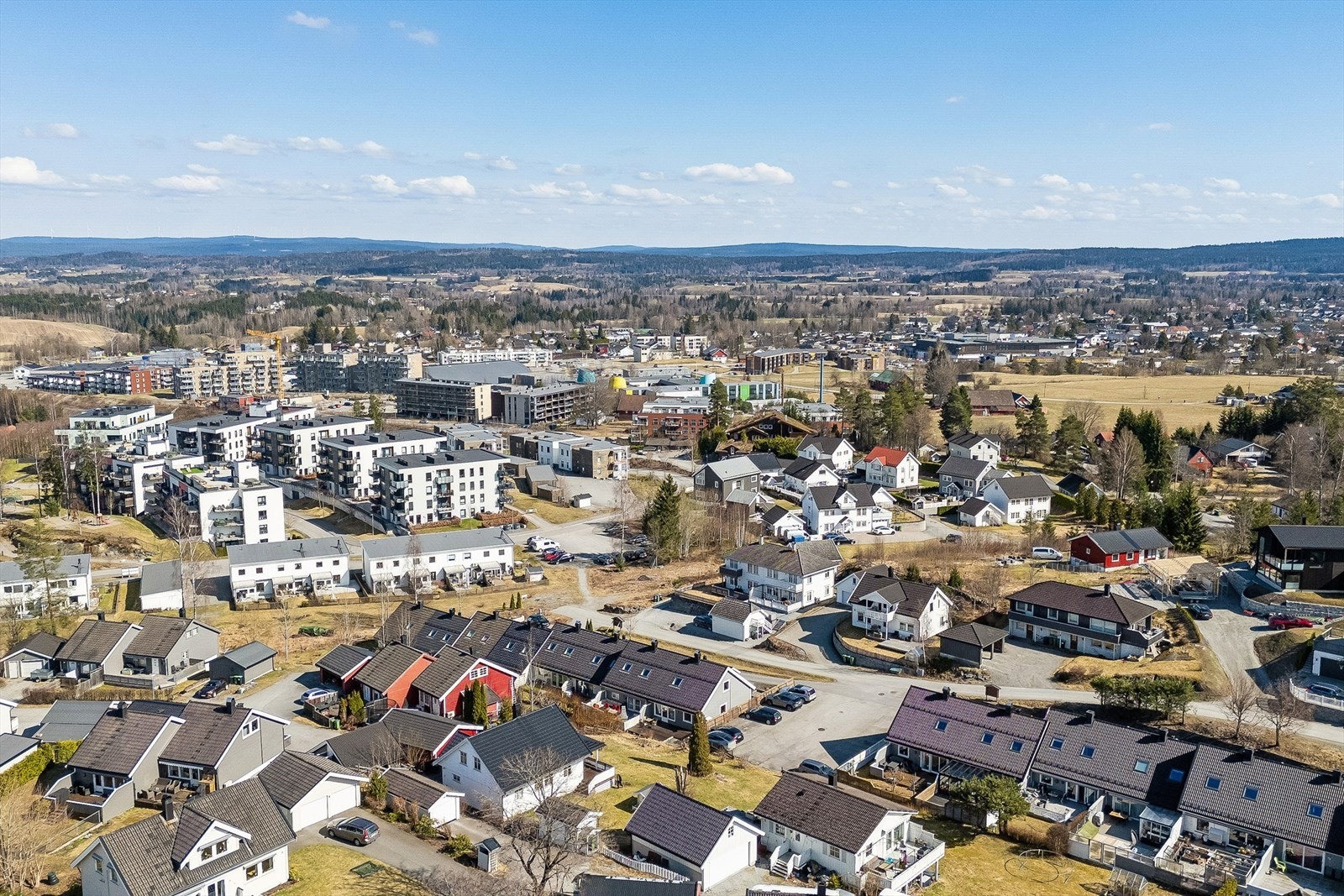 Det er gangavstand til Råholt ungdomsskole, og flere barnehager og barneskoler ligger i nærheten. Galleribilde