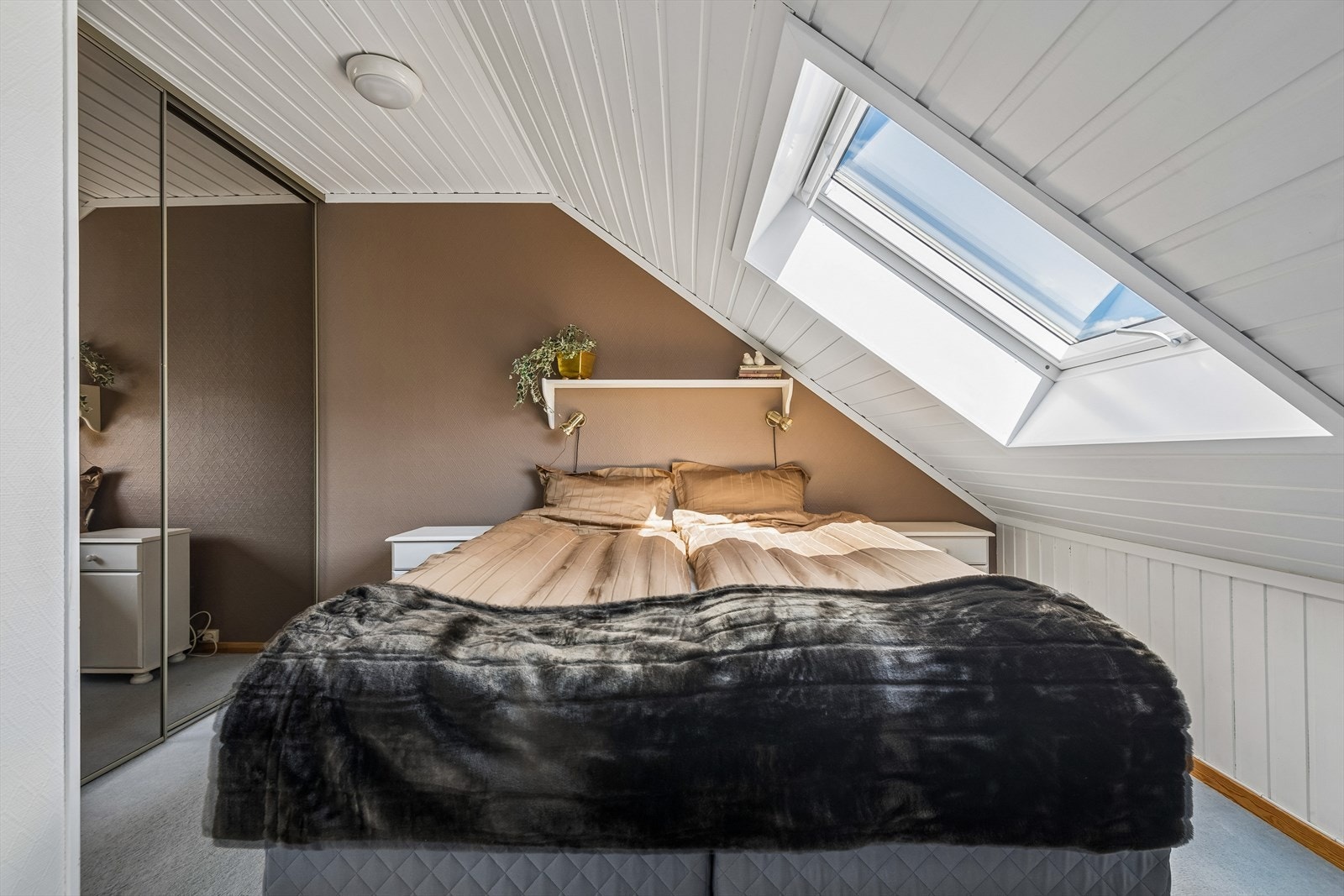 Hovedsoverommet i loftsetasjen har også et Velux takvindu fra 2020 og god plass til garderobeløsninger. Galleribilde