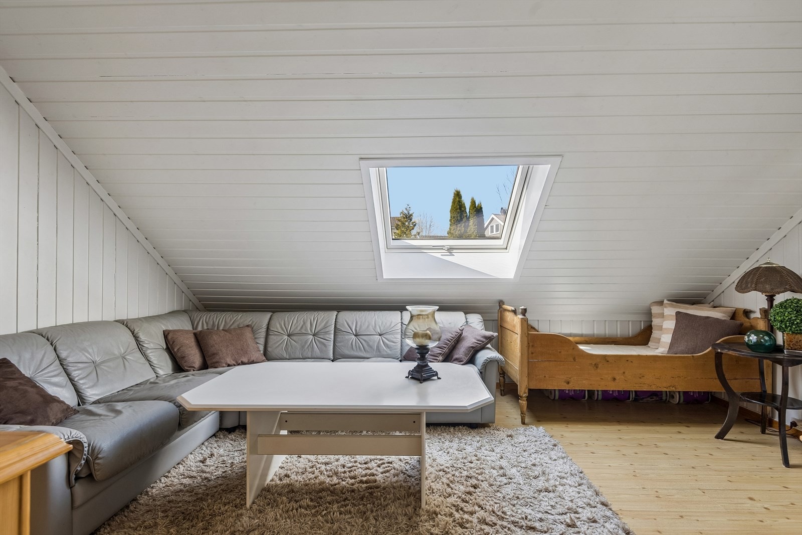 Loftstuen er et allsidig rom som kan brukes som en ekstra TV-stue eller lekerom. Takvinduet fra Velux ble montert i 2020. Galleribilde