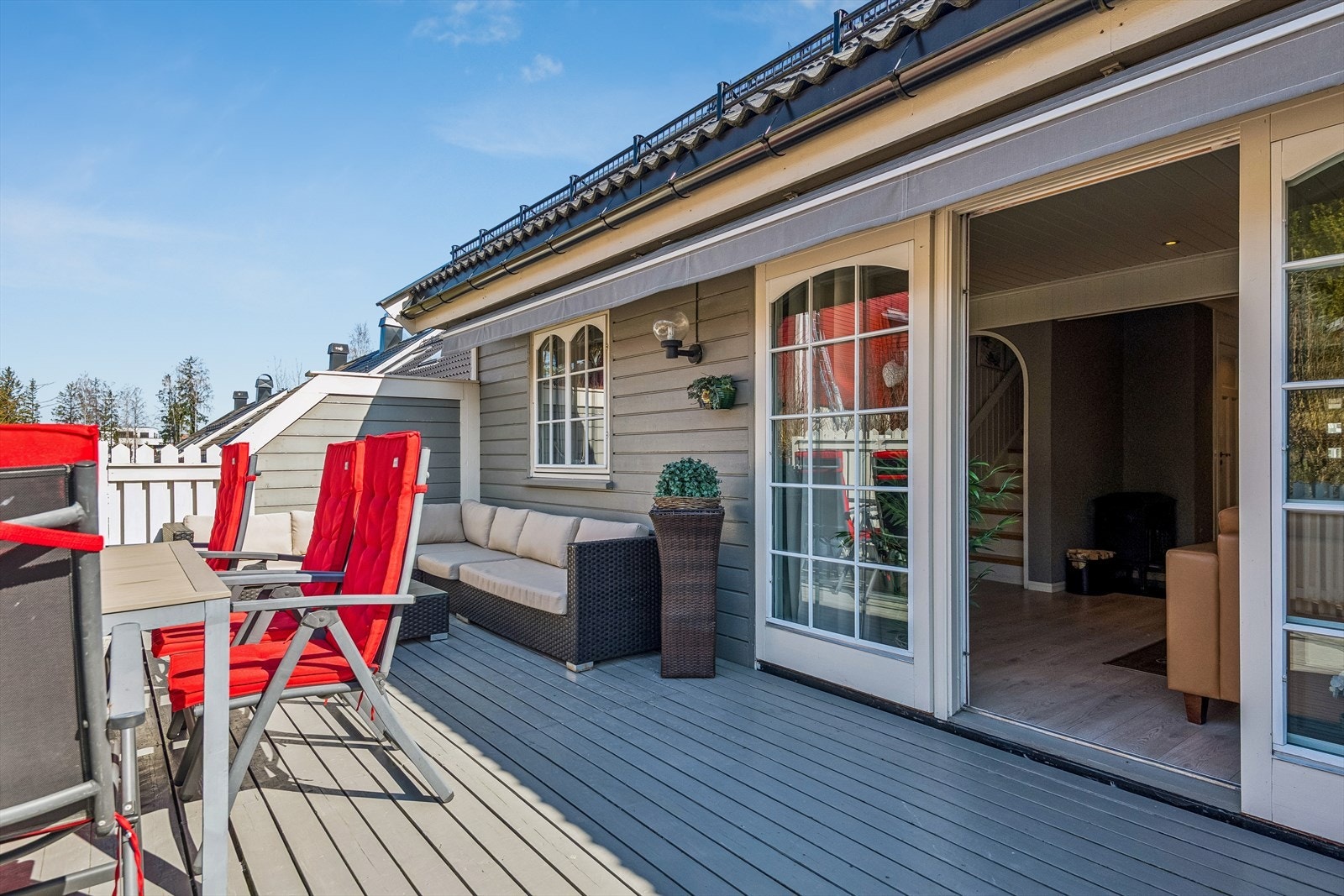 Fra stuen er det utgang til en fin terrasse på 32 m². Galleribilde