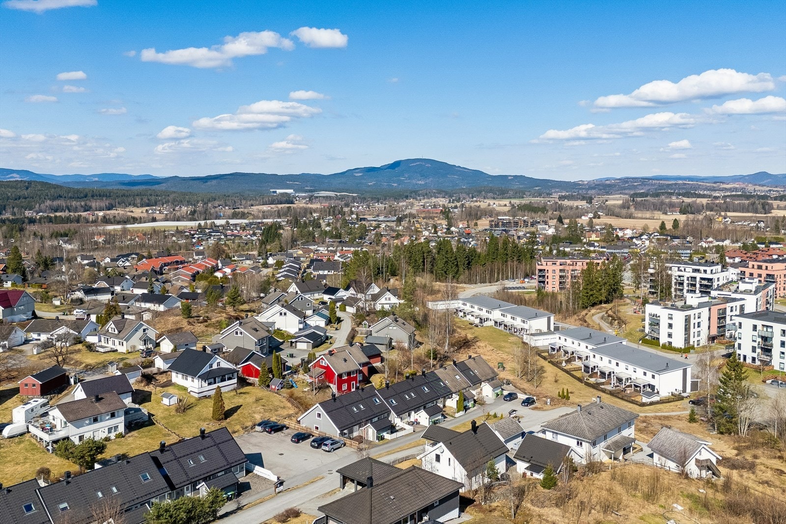 Eiendommen ligger i et etablert og populært boligområde på Råholt. Galleribilde