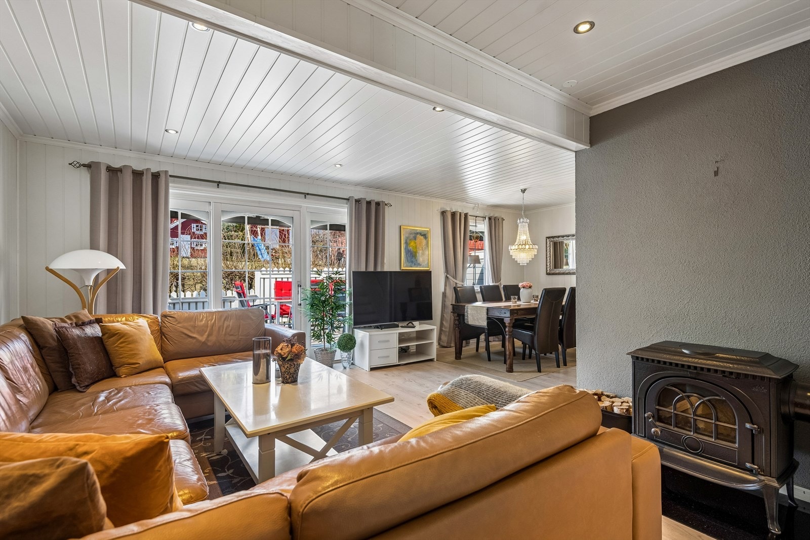 En åpen planløsning med naturlige soner for innredning og møblering. Galleribilde