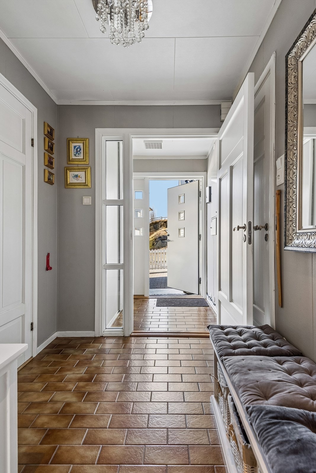 Entréen har et innbydende inngangsparti, med uteplass med platting foran huset. Galleribilde