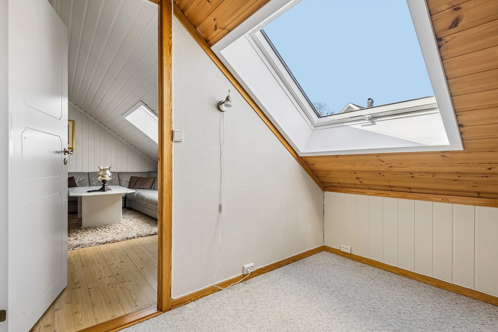 Praktisk bod i loftsetasjen gir rikelig med lagringsplass. Dette var tidligere et av to soverom i loftsetasjen. Endringen er ikke byggesøkt. Galleribilde