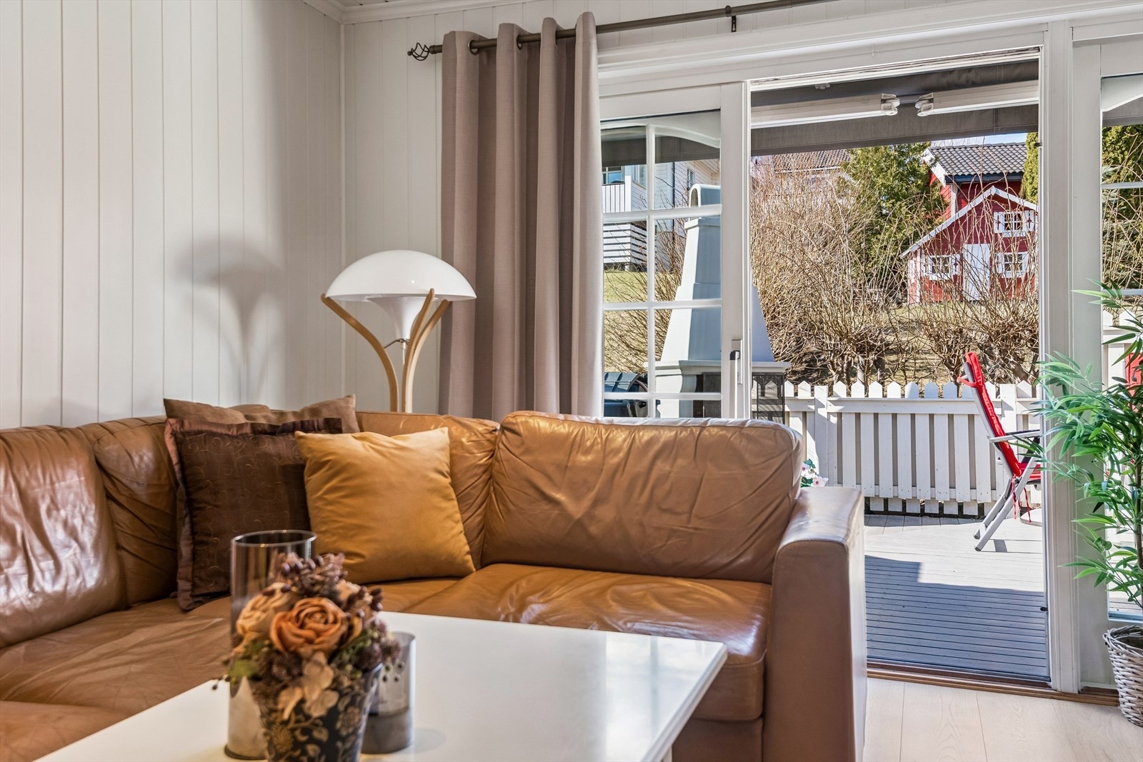 fra stuen er det direkte utgang til uteplassen, via skyvedør i tre og glass. Galleribilde