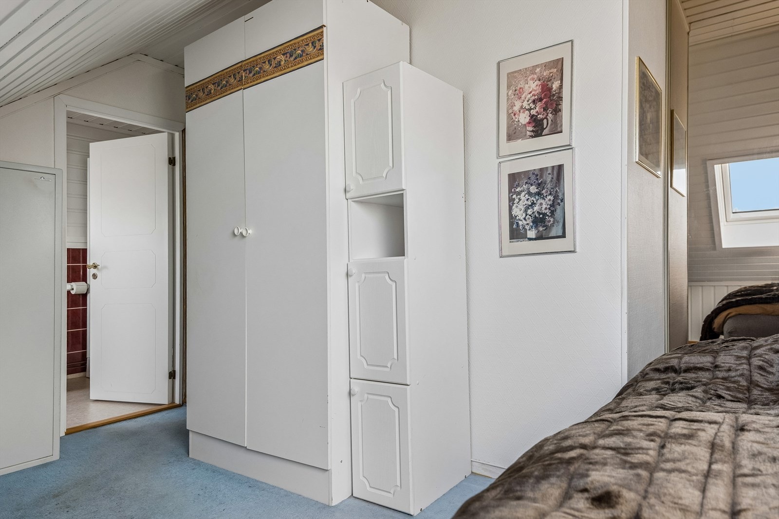 Godt med oppbevaringsplass på soverommet i andre etasje. Galleribilde