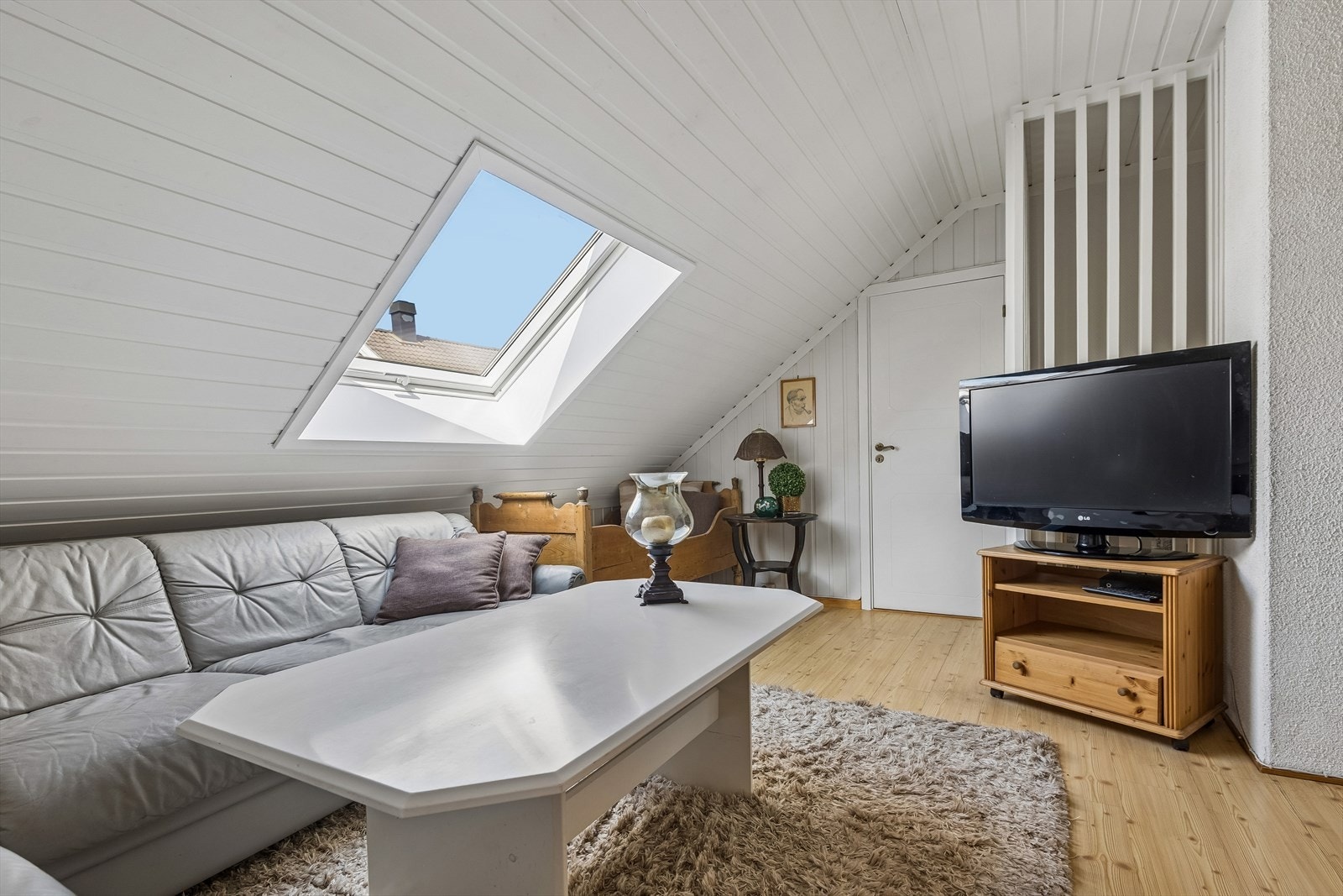 Rommet har god plass til en sofagruppe og får rikelig med dagslys fra takvinduet. Galleribilde