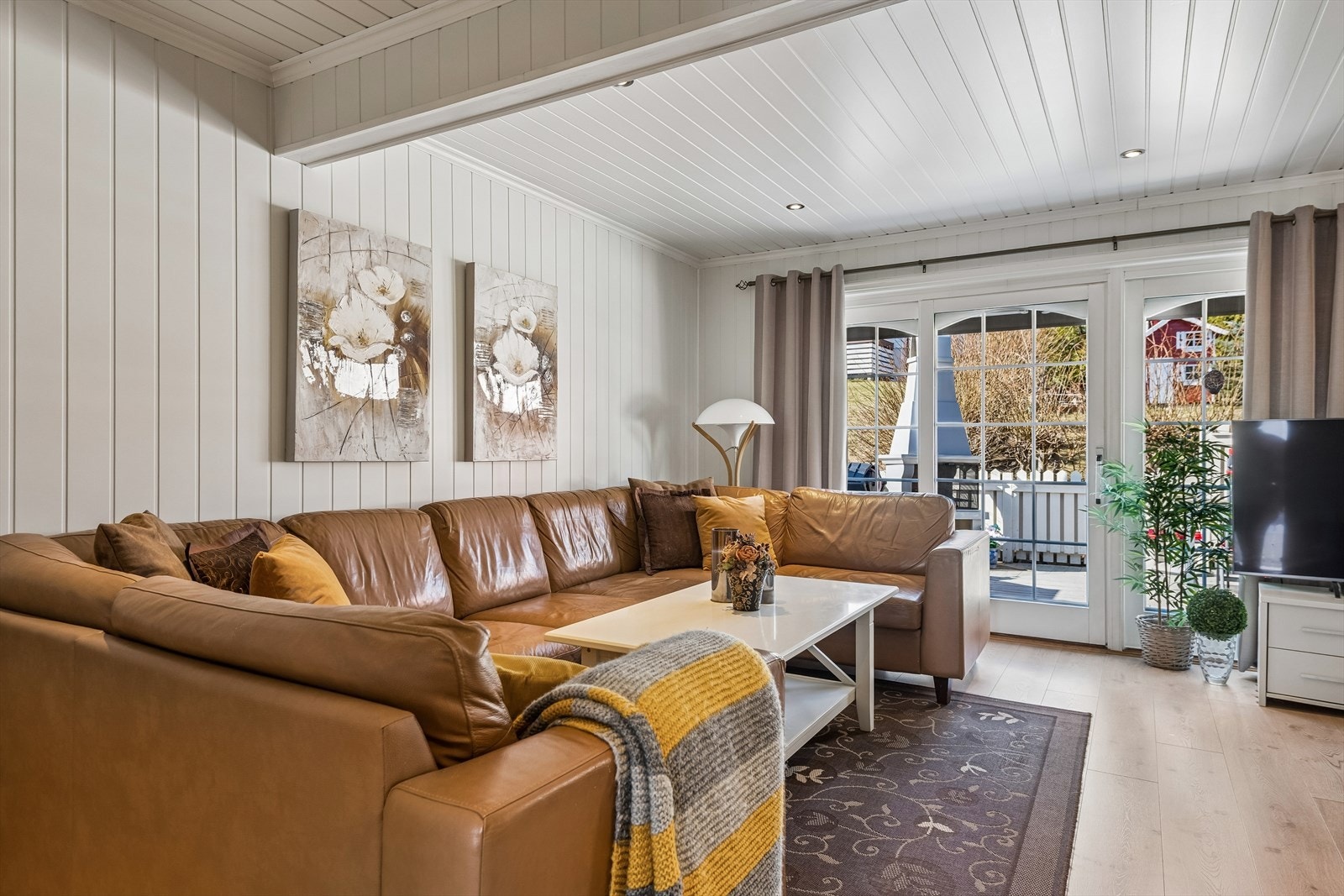 En terrassedør i stuen åpner opp mot den hyggelige terrassen og visker ut skillet mellom inne og ute på fine dager. Galleribilde