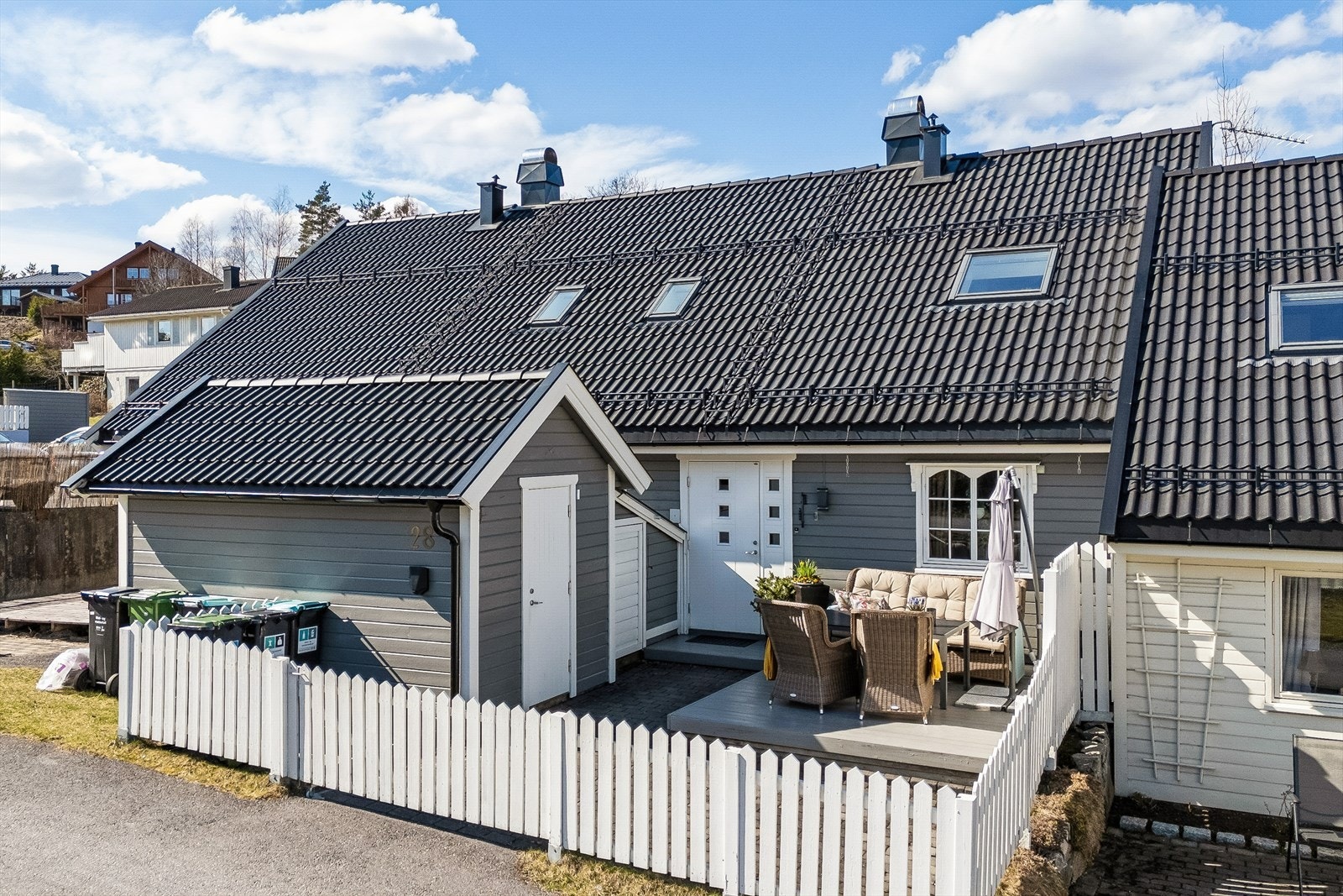 Velkommen til Øvre Grindaveg 28! Et innholdsrikt og familievennlig rekkehus med en sentral og rolig beliggenhet på Råholt. Foto: Jonas Hasselgren Efkt. Galleribilde