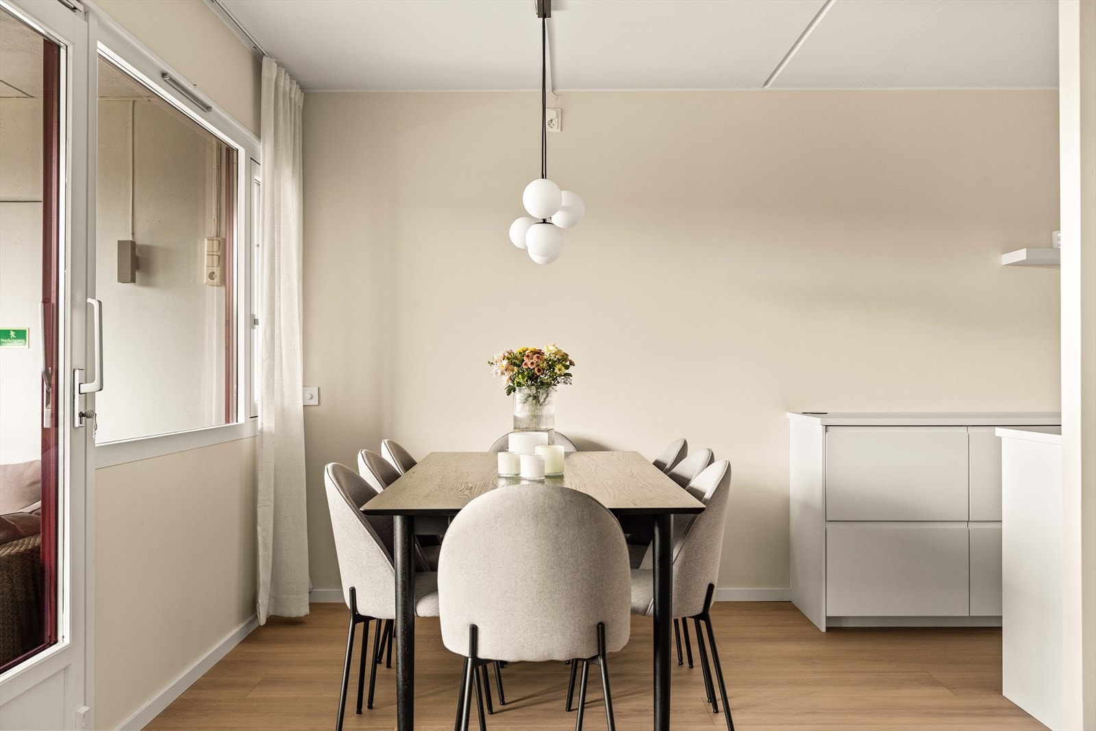 Her er det god plass til et stort langbord med rom for hele familien. Galleribilde