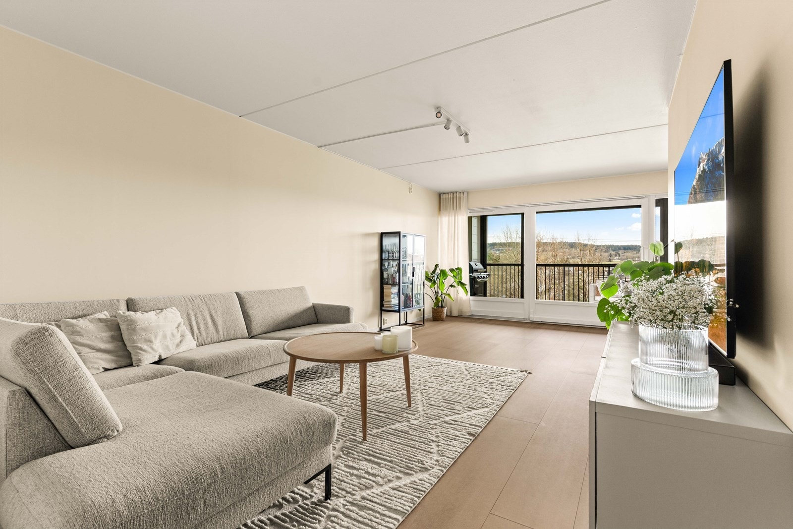 Lys og innbydende stue med store vindusflater som slipper inn rikelig med dagslys. Her får du en luftig atmosfære og god plass til både sofa og sosiale soner. Galleribilde