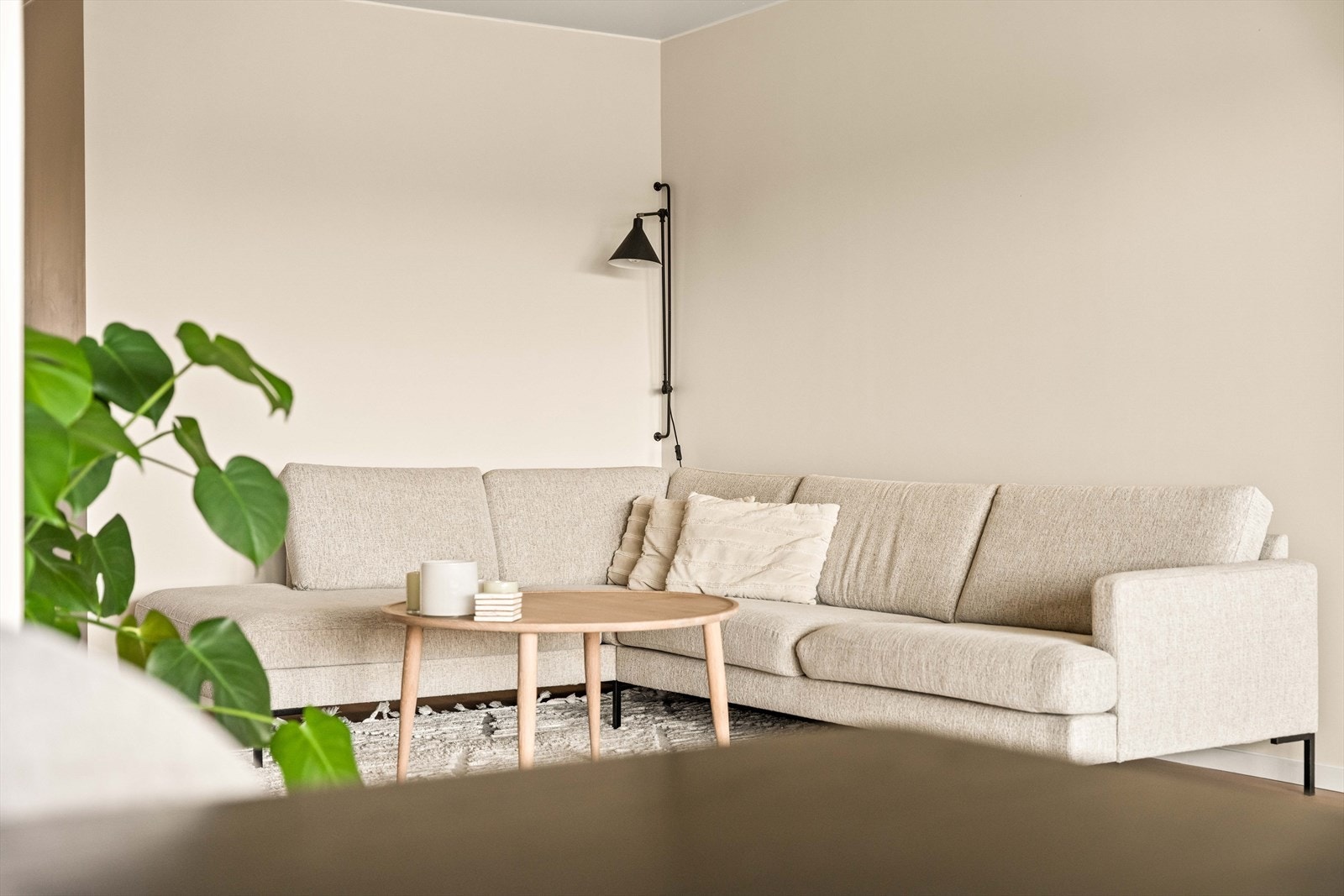 Det er god plass til en romslig sofagruppe i stuen, med tilhørende møblement. Galleribilde