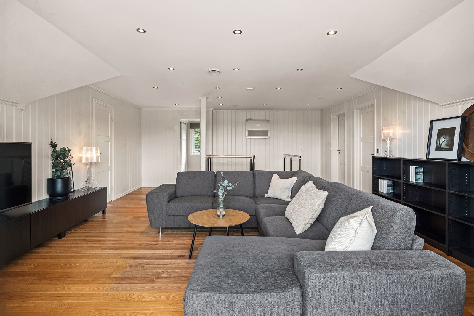 Loftstuen har parkett på gulvet og gir tilgang til etasjens fire soverom og bad. Galleribilde