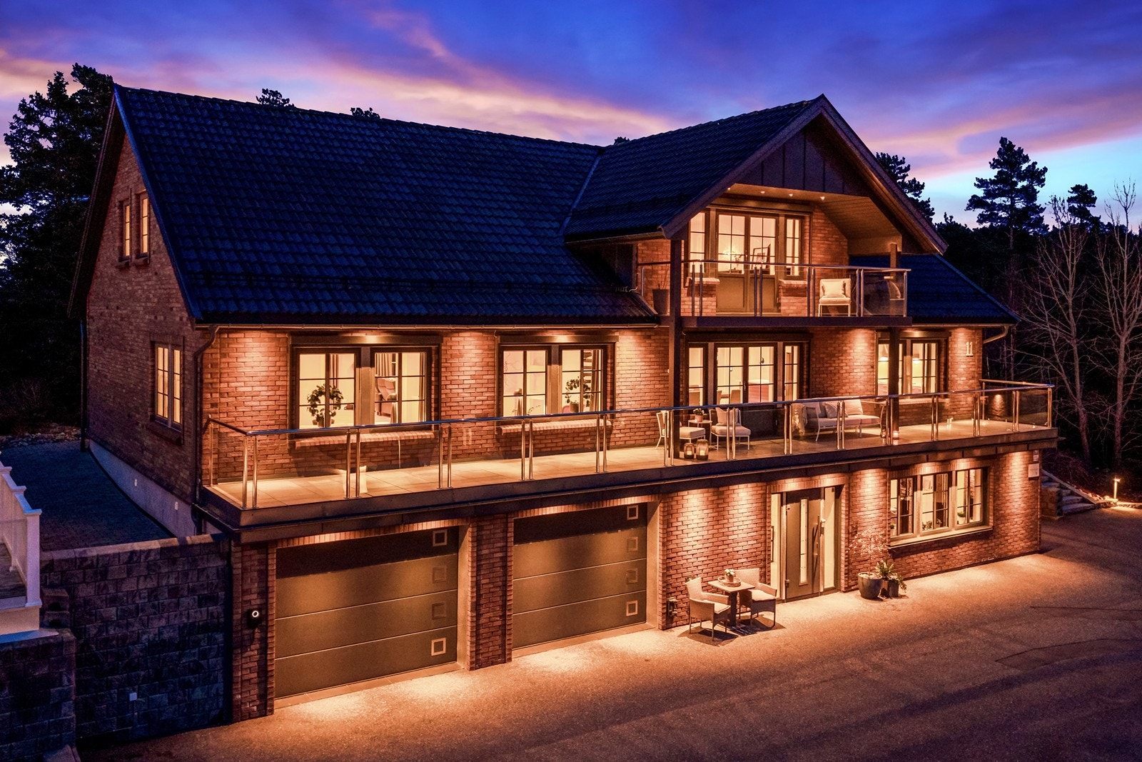 Fra første etasje er det utgang til en flislagt terrasse på ca. 35 m². Den doble, integrerte garasjen er på hele 65 m². Galleribilde