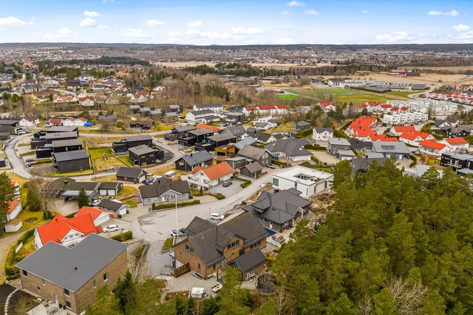 Boligen ligger i et veletablert og familievennlig boligområde på Begby. Galleribilde