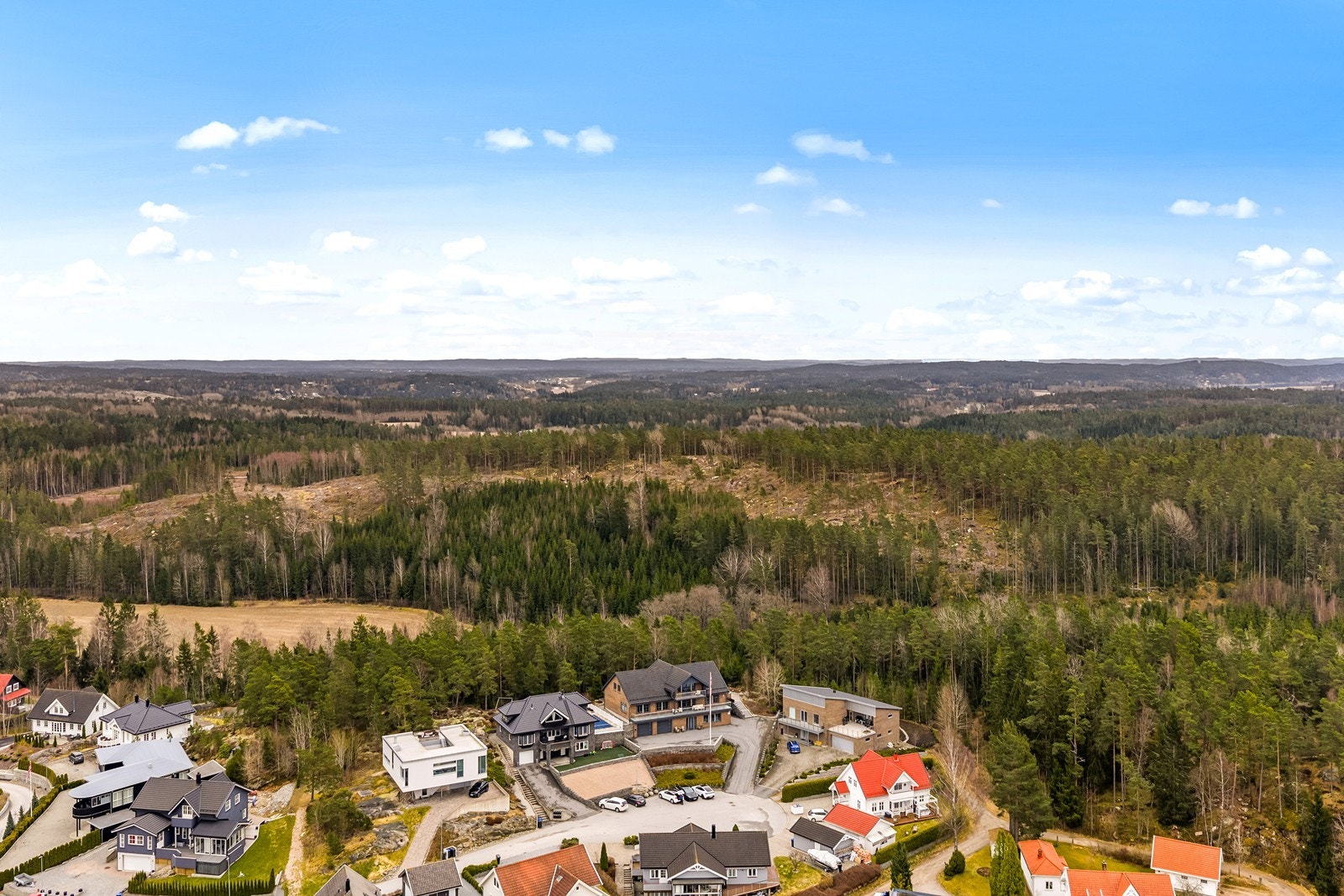 Området byr på gode turmuligheter, vurdert til 95/100, med nærhet til skog og mark. Galleribilde