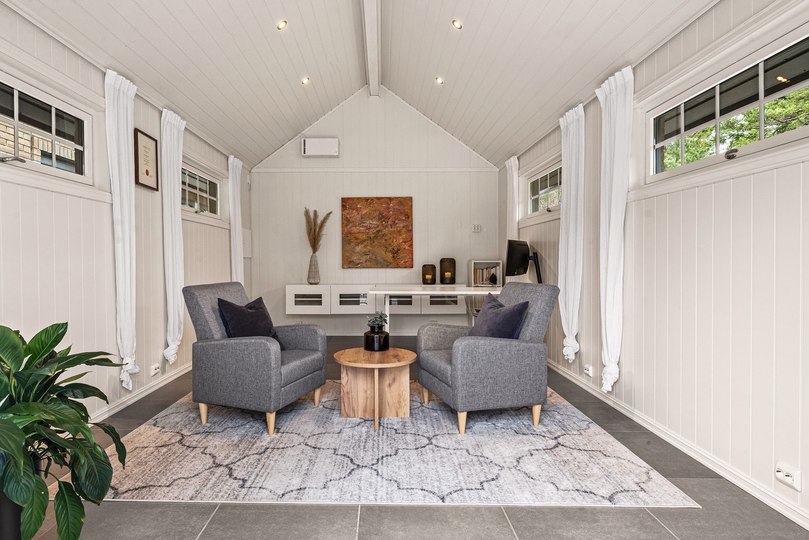 Annekset er et lyst og trivelig rom med panel på vegger og i tak. Galleribilde