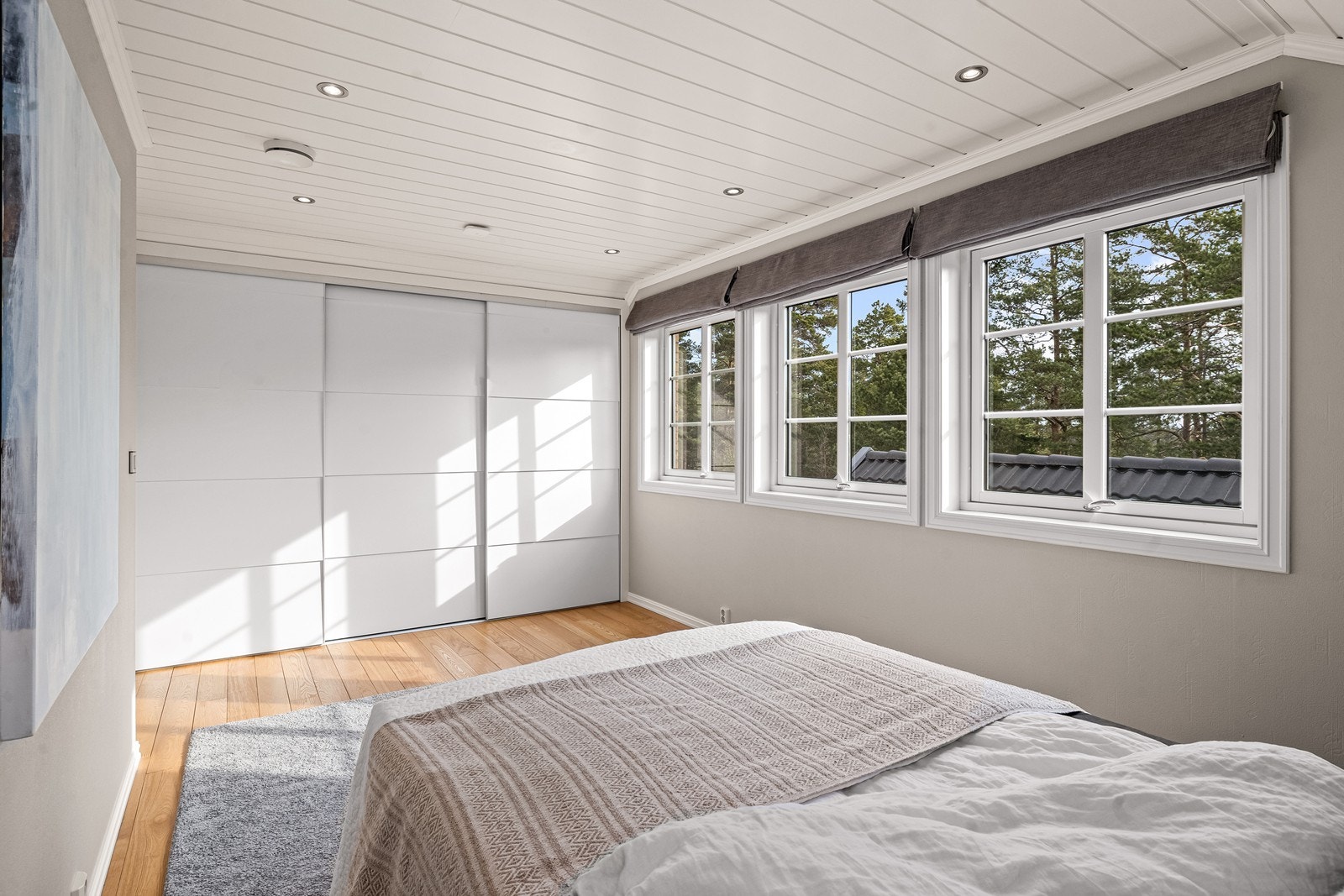 Soverom med god plass til dobbeltseng og en stor skyvedørsgarderobe. Galleribilde