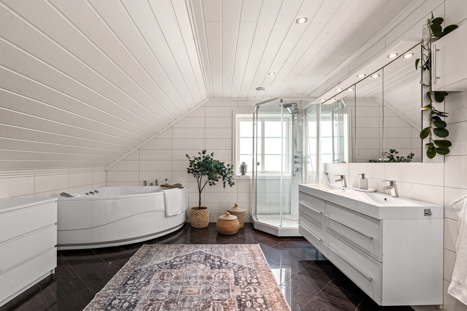 Hovedbadet i andre etasje har både badekar og dusjkabinett, samt innredning med doble servanter. Galleribilde