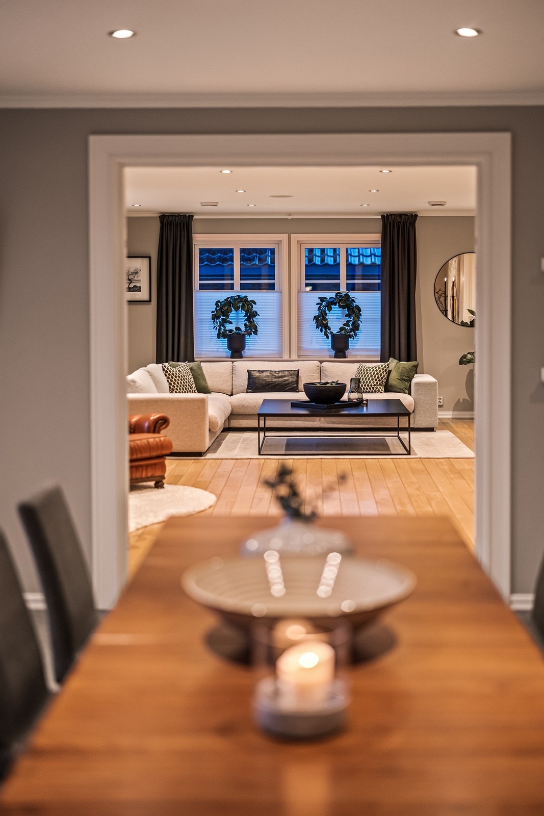 Tofløyet dør med glassfelt skiller stuen fra spisestuen, men bevarer den visuelle kontakten. Galleribilde