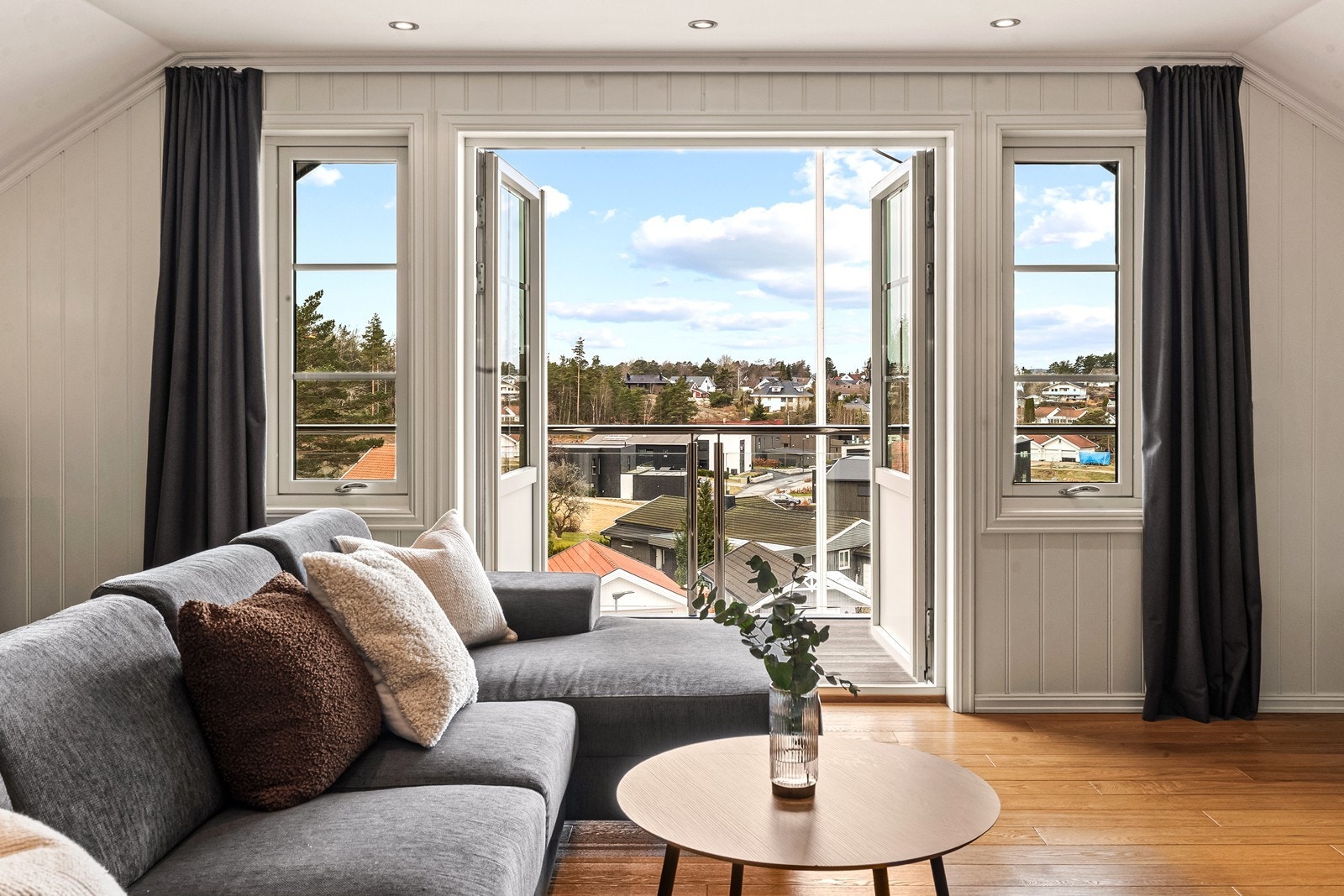 Balkongen på ca. 10 m² har plass til en liten sittegruppe. Galleribilde