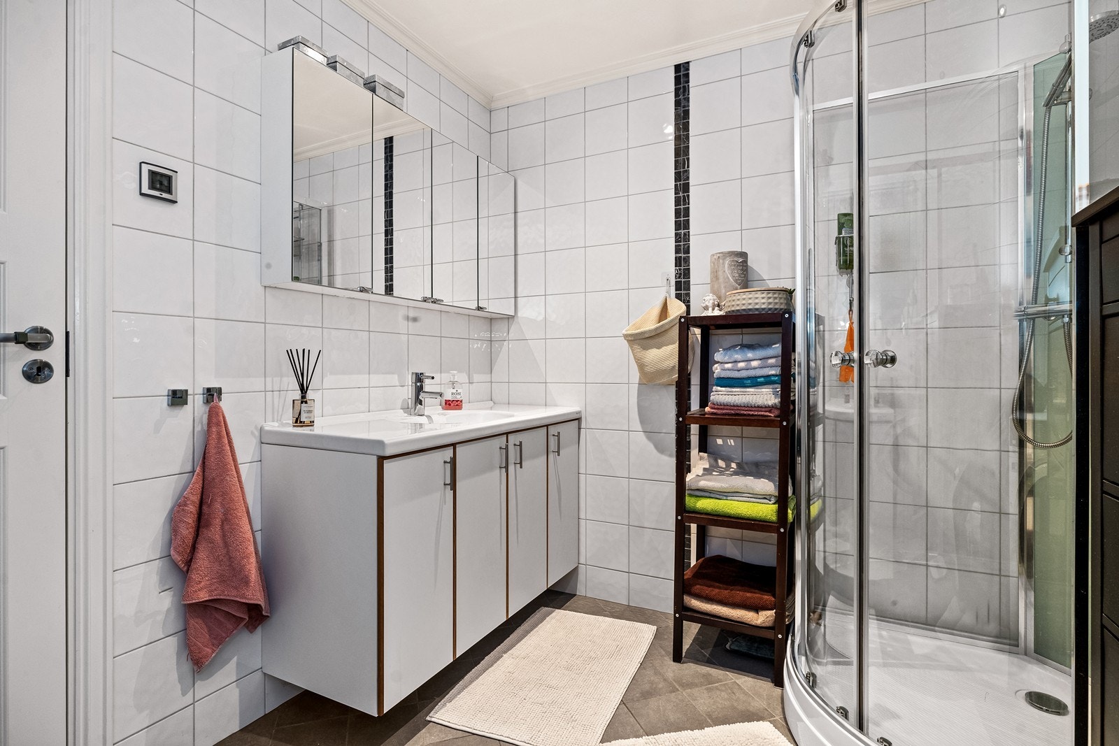 Badet i utleiedelen er flislagt, har vannbåren gulvvarme og opplegg for vaskemaskin. Galleribilde